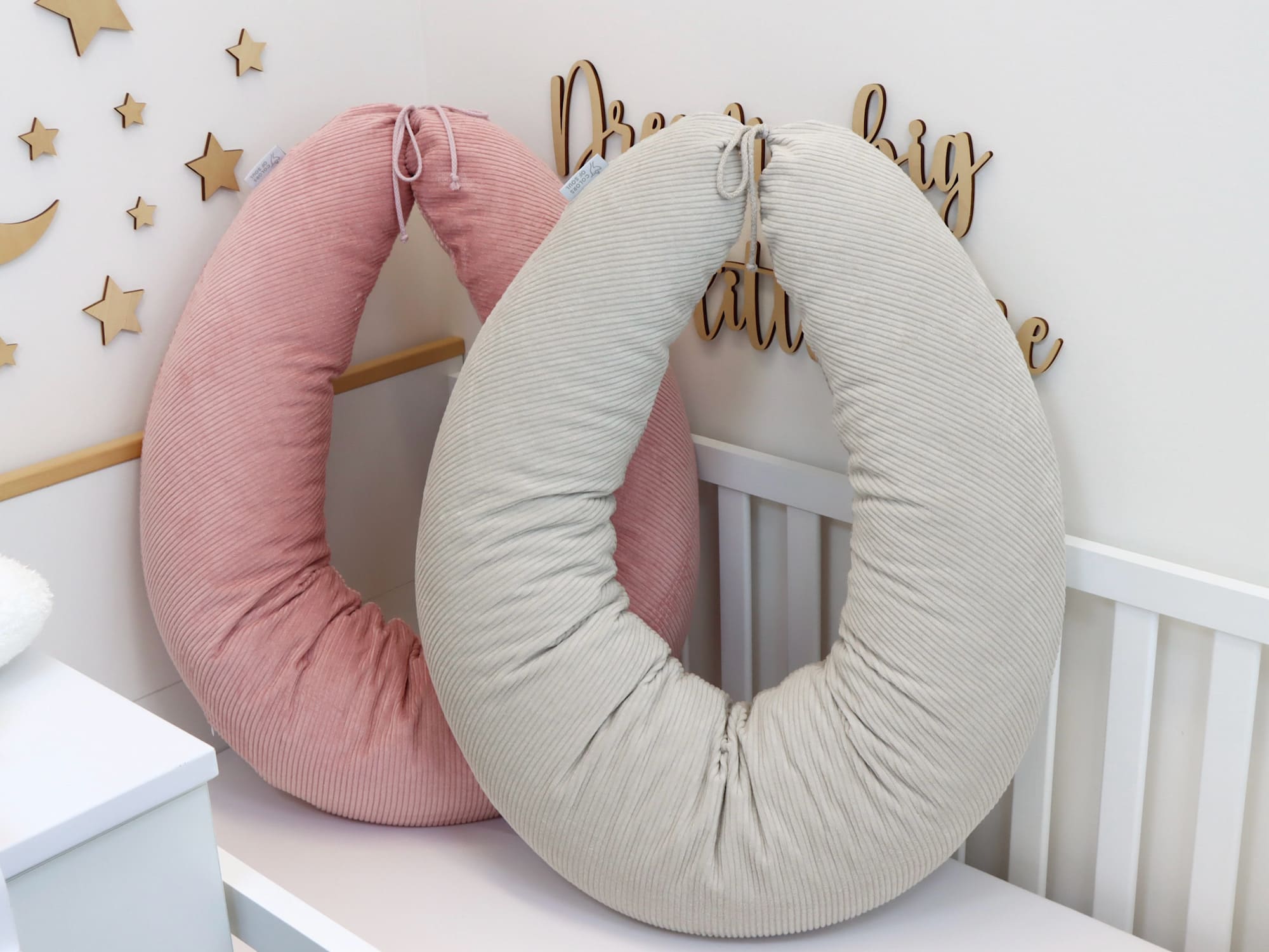 Stillkissen XXL Cord Hellbeige und Altrosa im Kinderbett – harmonische Farbvarianten