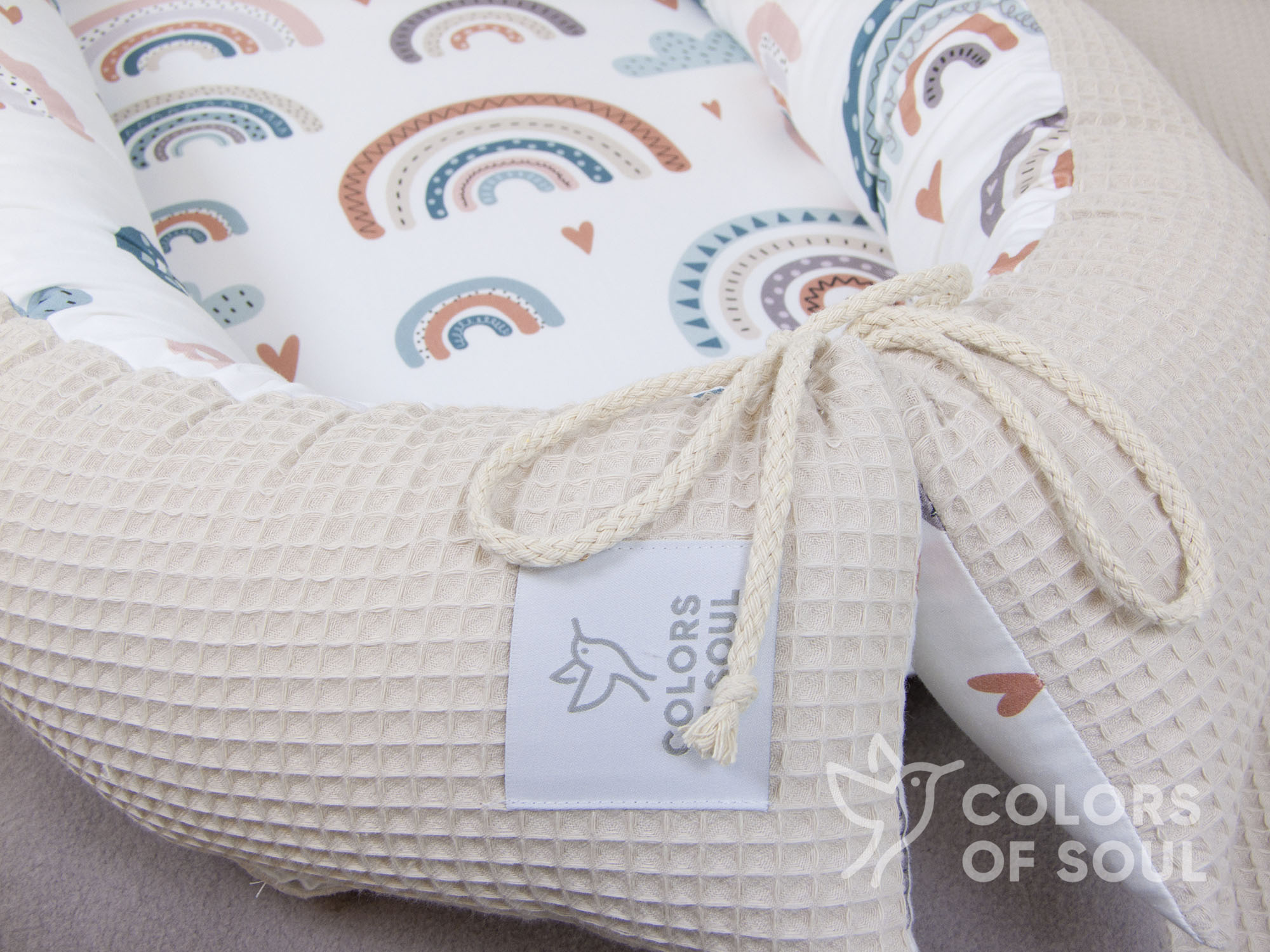 Babynest - pastell Regenbogen und Herzen / Waffelpique natur