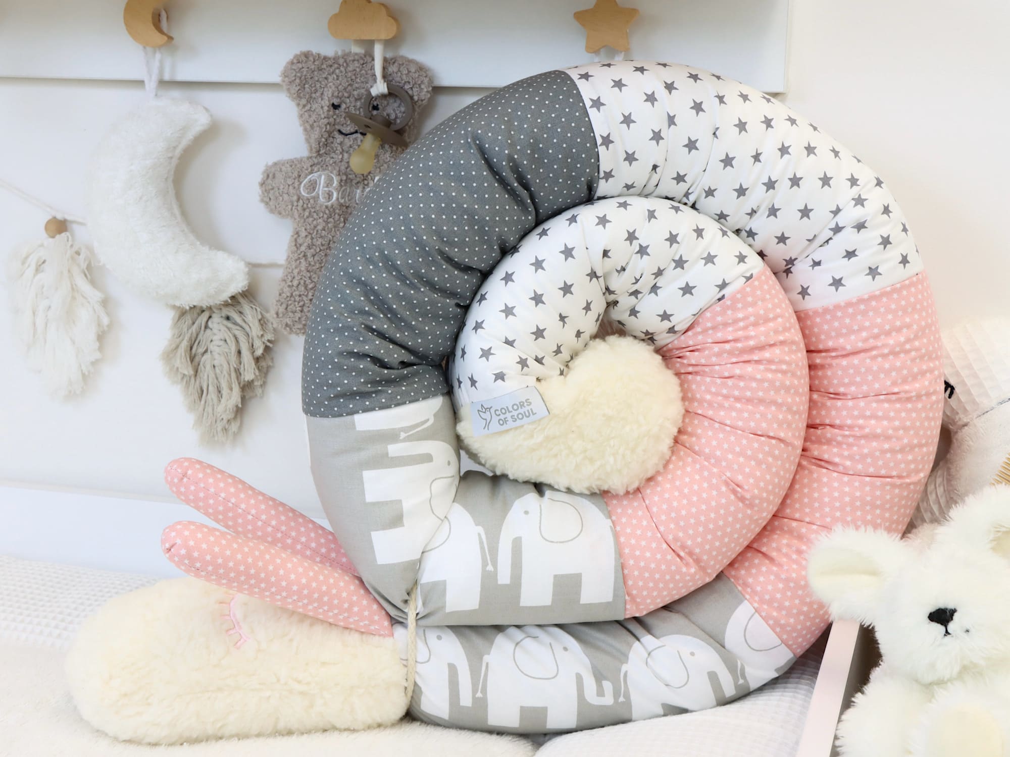 Kuschelige Puckschnecke in Grau und Altrosa mit Elefantenmotiv – liebevoll handgefertigt für Babys Wohlfühloase