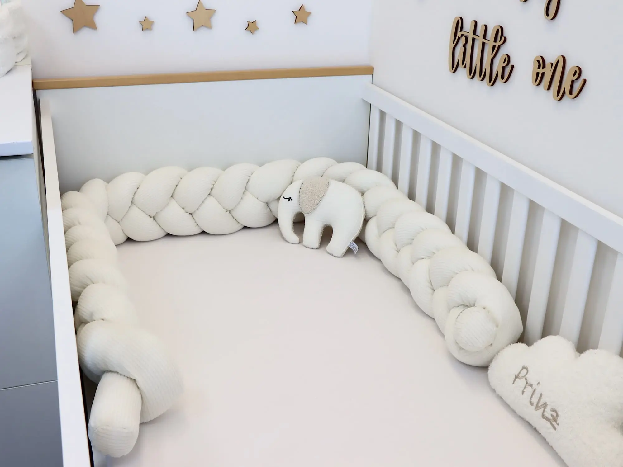 Minimalistisches Babybett mit Bettschlange in Creme