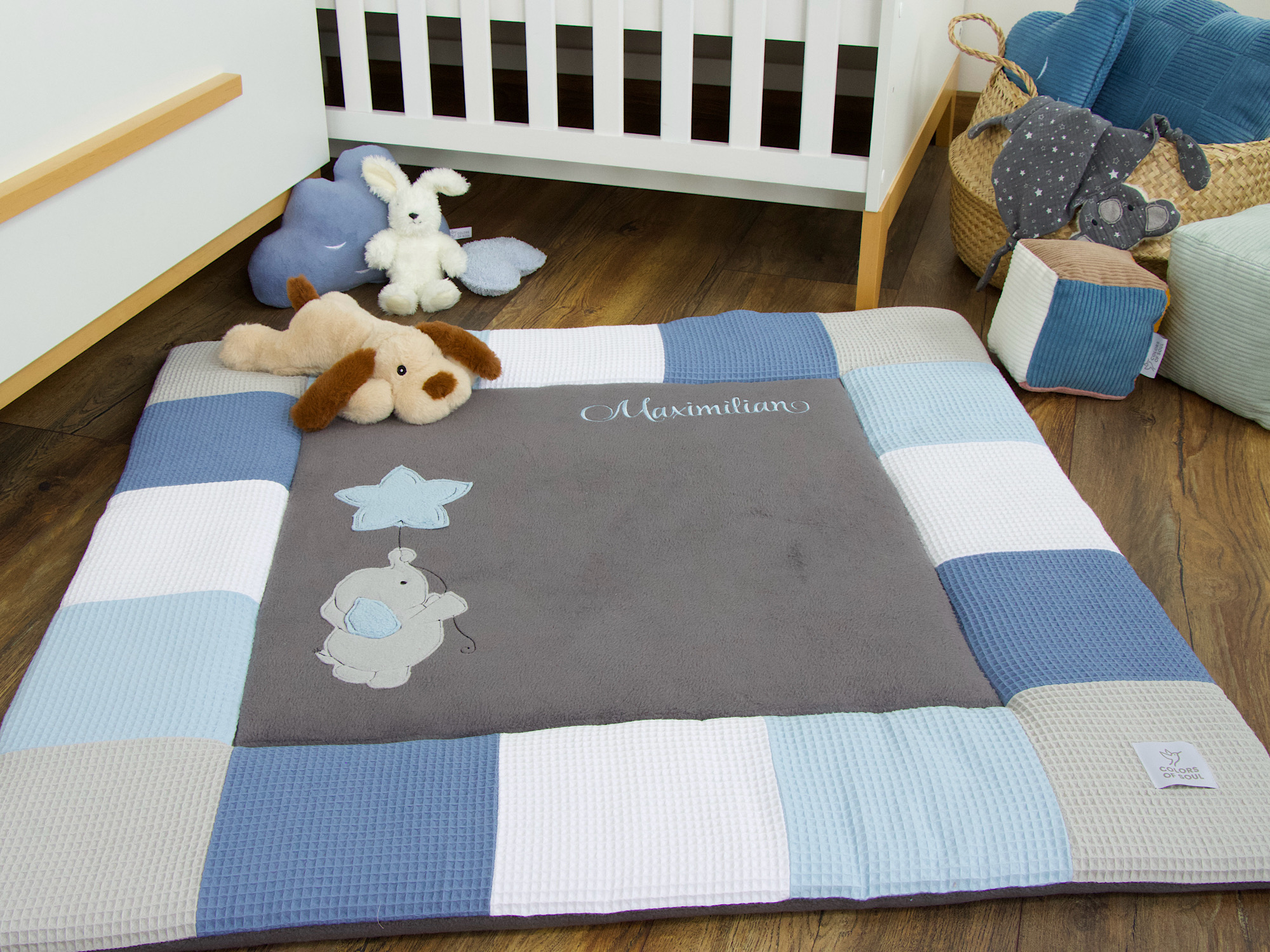 Detailaufnahme der personalisierten Krabbeldecke mit blau gesticktem Namen Maximiliano