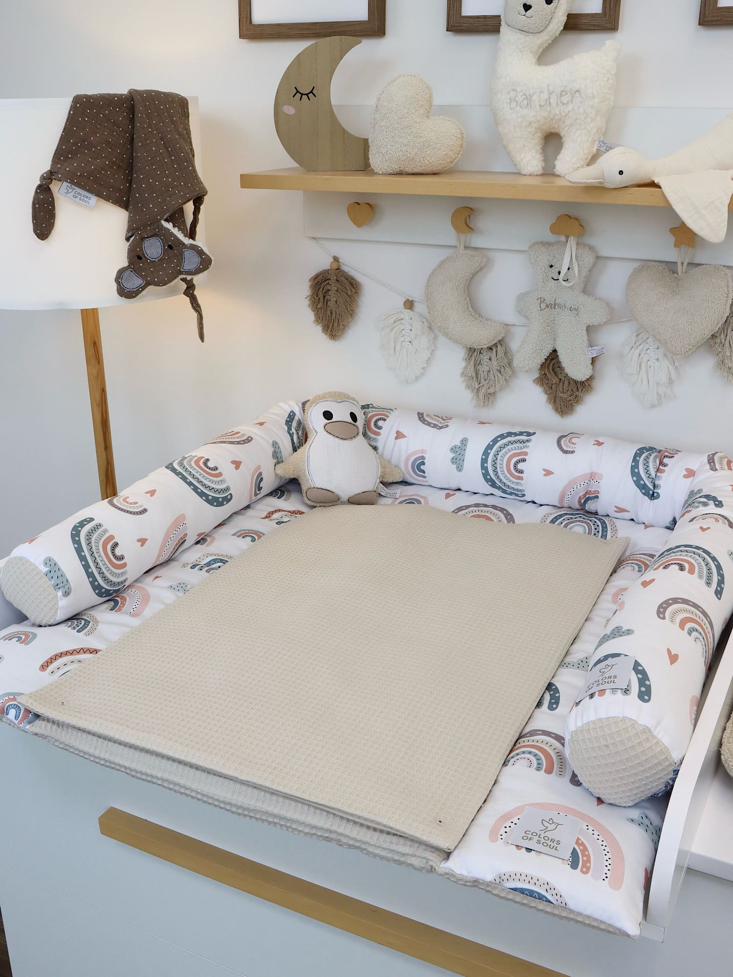 Wickelauflage mit Bettschlange und Babynest - pastell Regenbogen und Herzen / Waffelpique natur