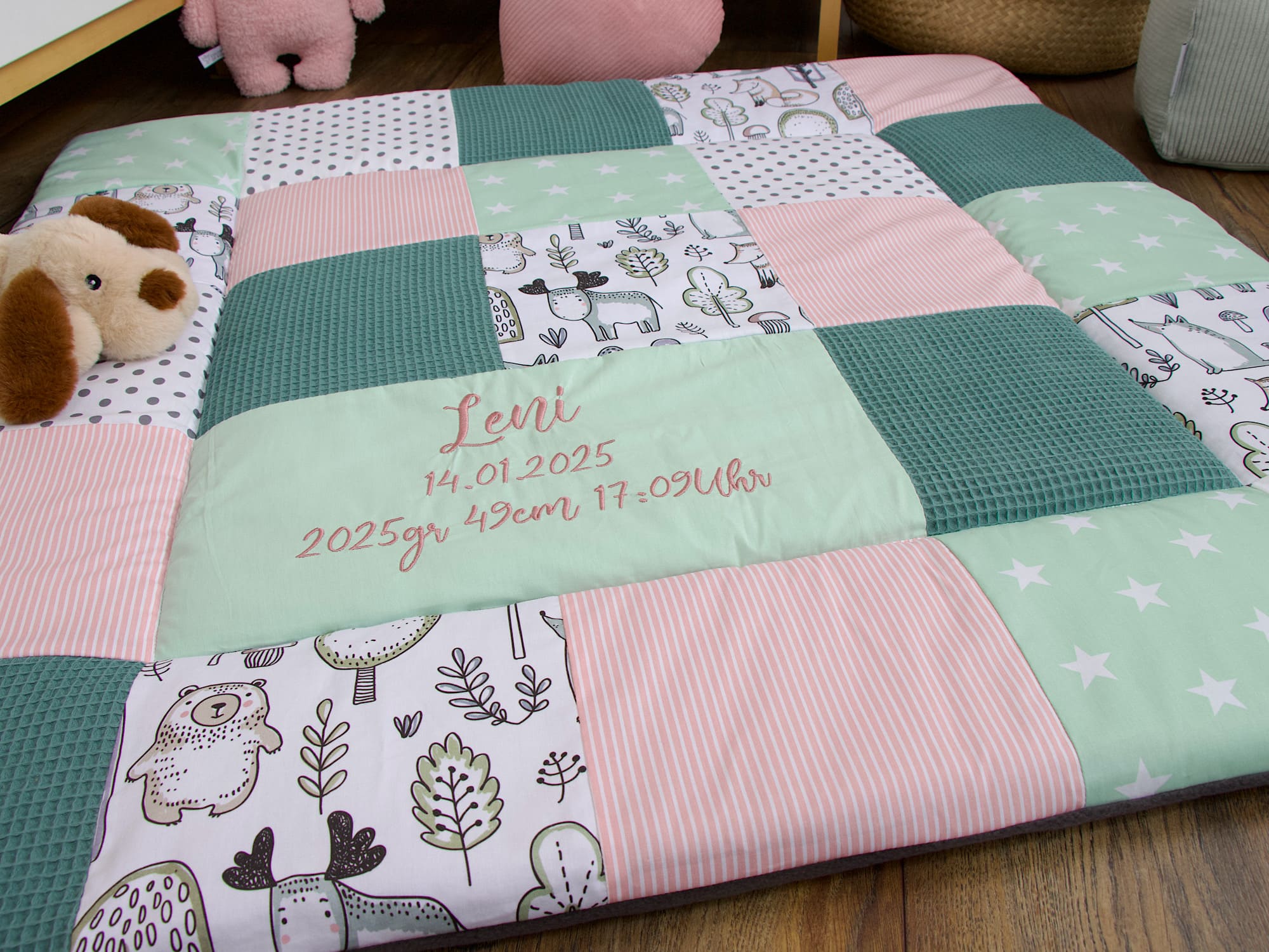 Krabbeldecke Patchwork personalisiert - Waldfreunde / Waffelpique altgrün / mint / altrosa