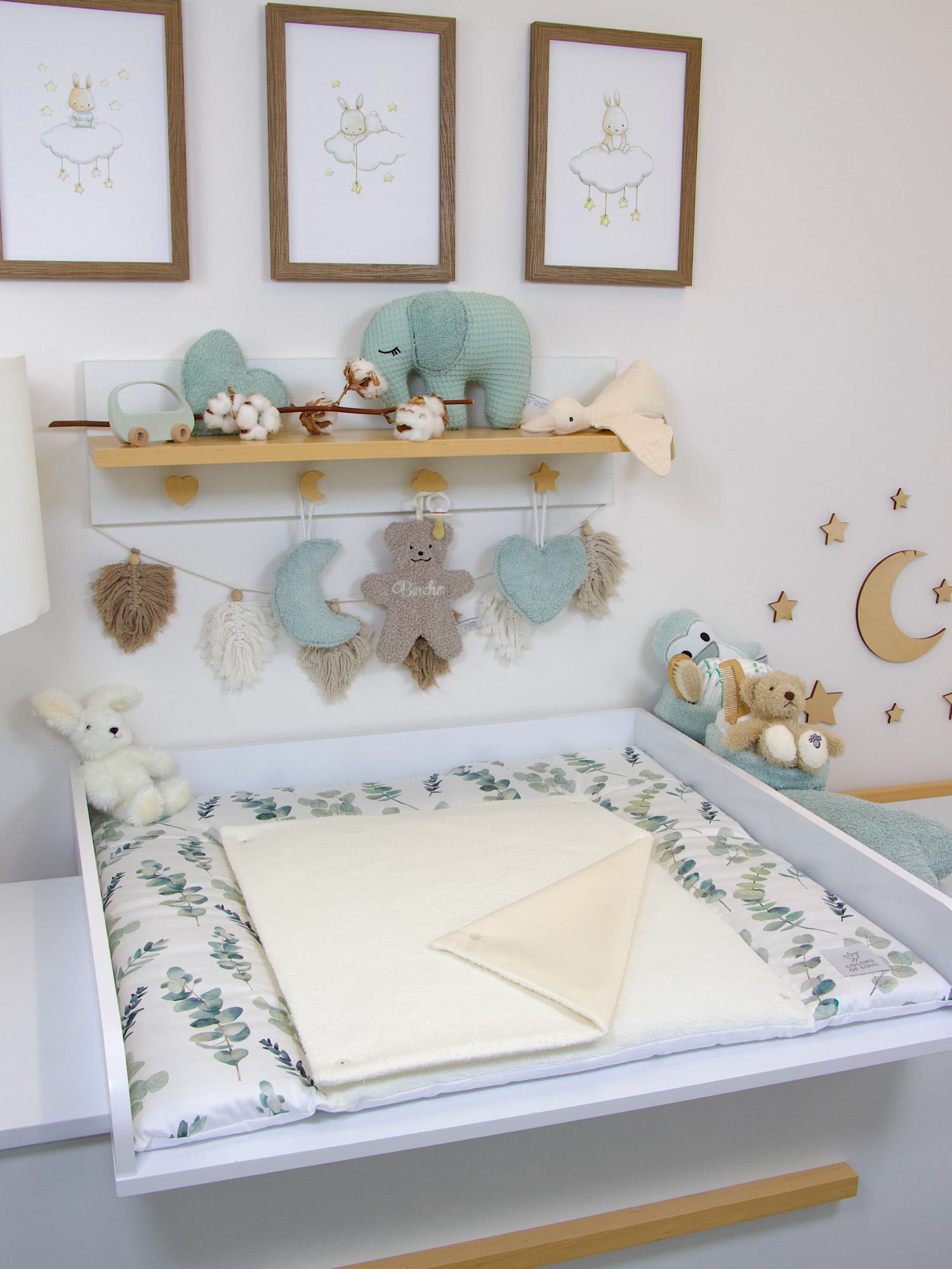 Baby Wickelauflage mit Motiv „Eukalyptuszweige Aquarell“ für das Babyzimmer