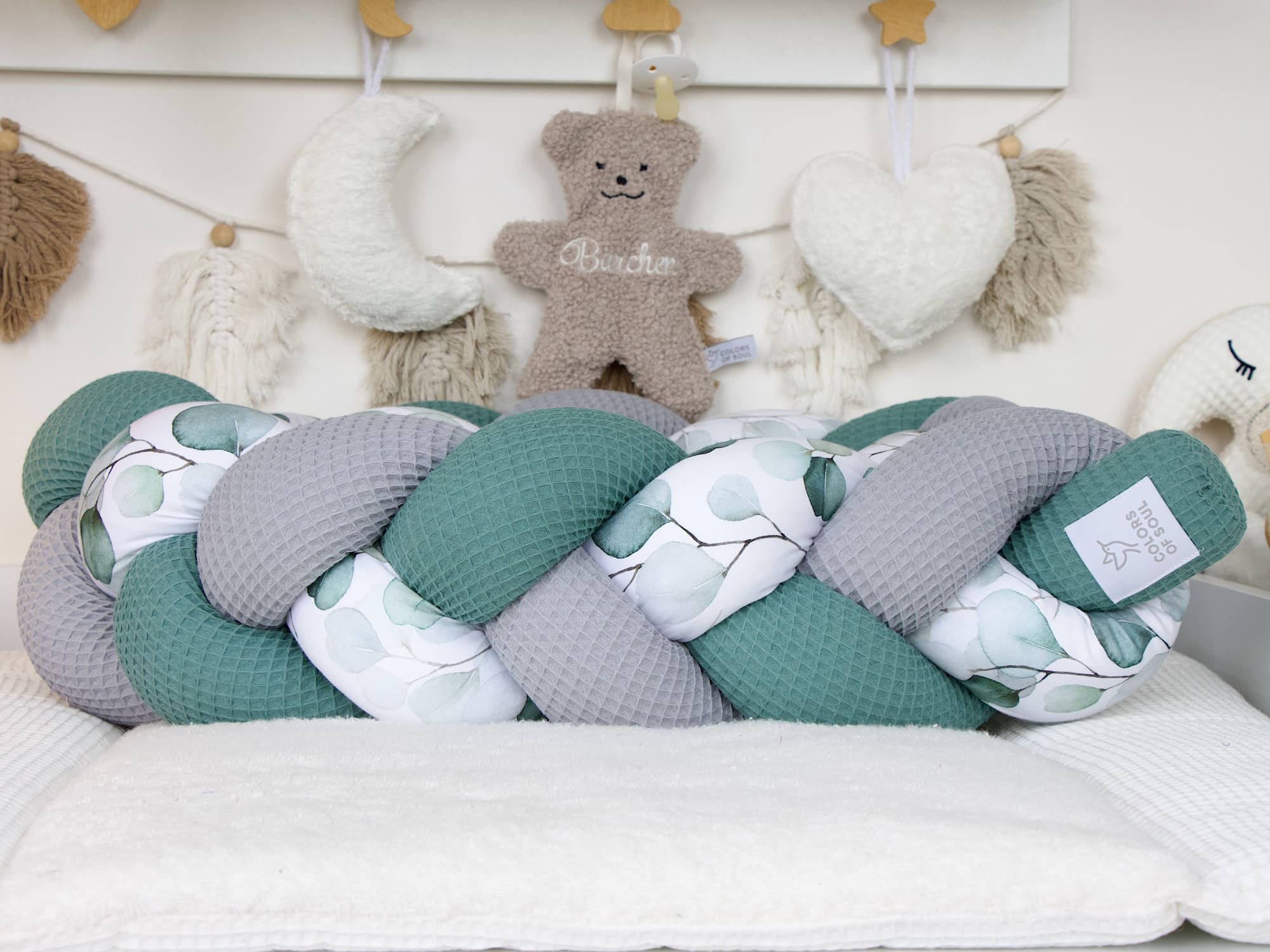 Bettschlange geflochten Altgrün Grau & Eukalyptus-Muster – natürliches Design fürs Babyzimmer