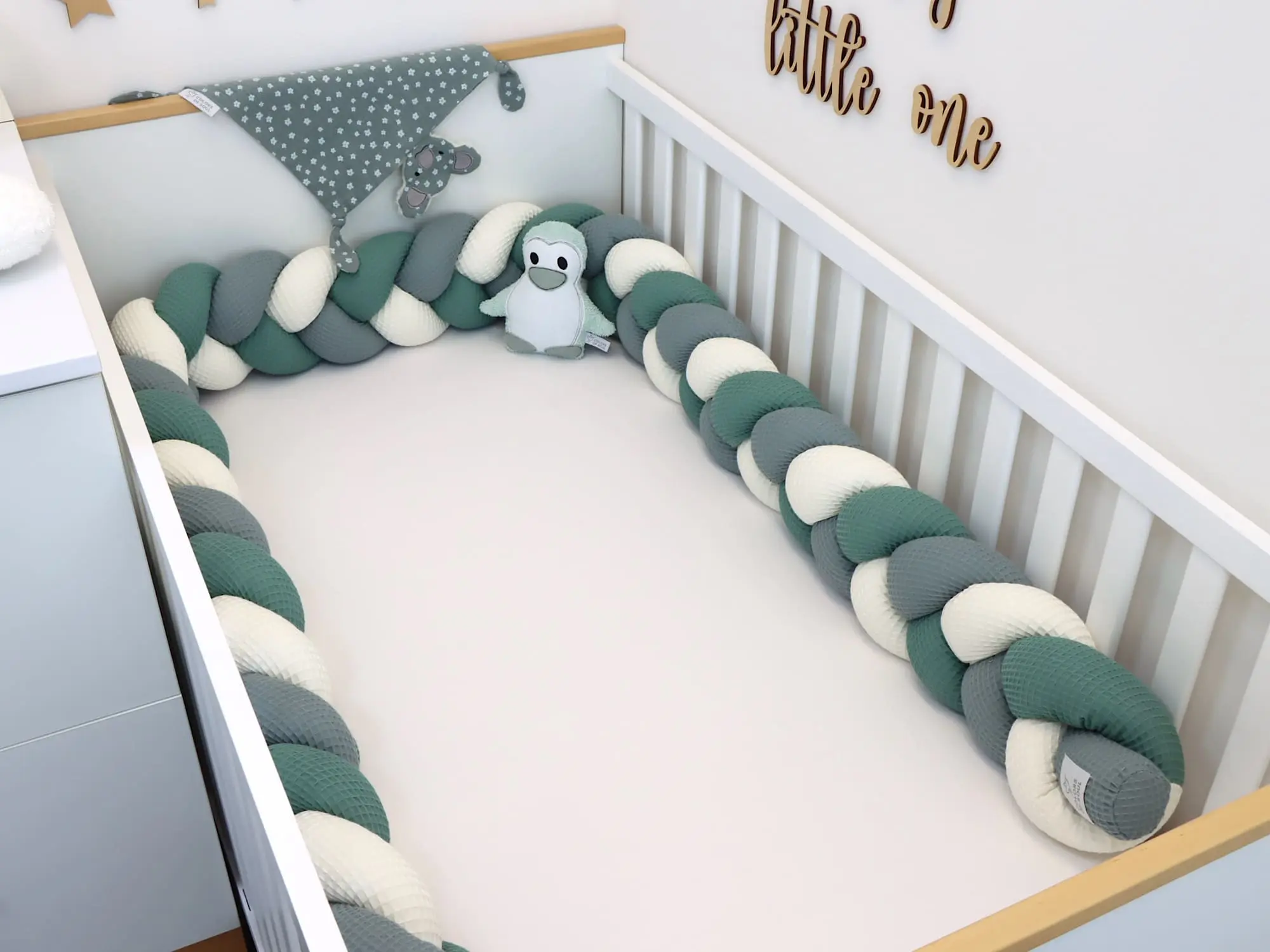 Bettschlange geflochten in Grüntönen für natürliches Babybett
