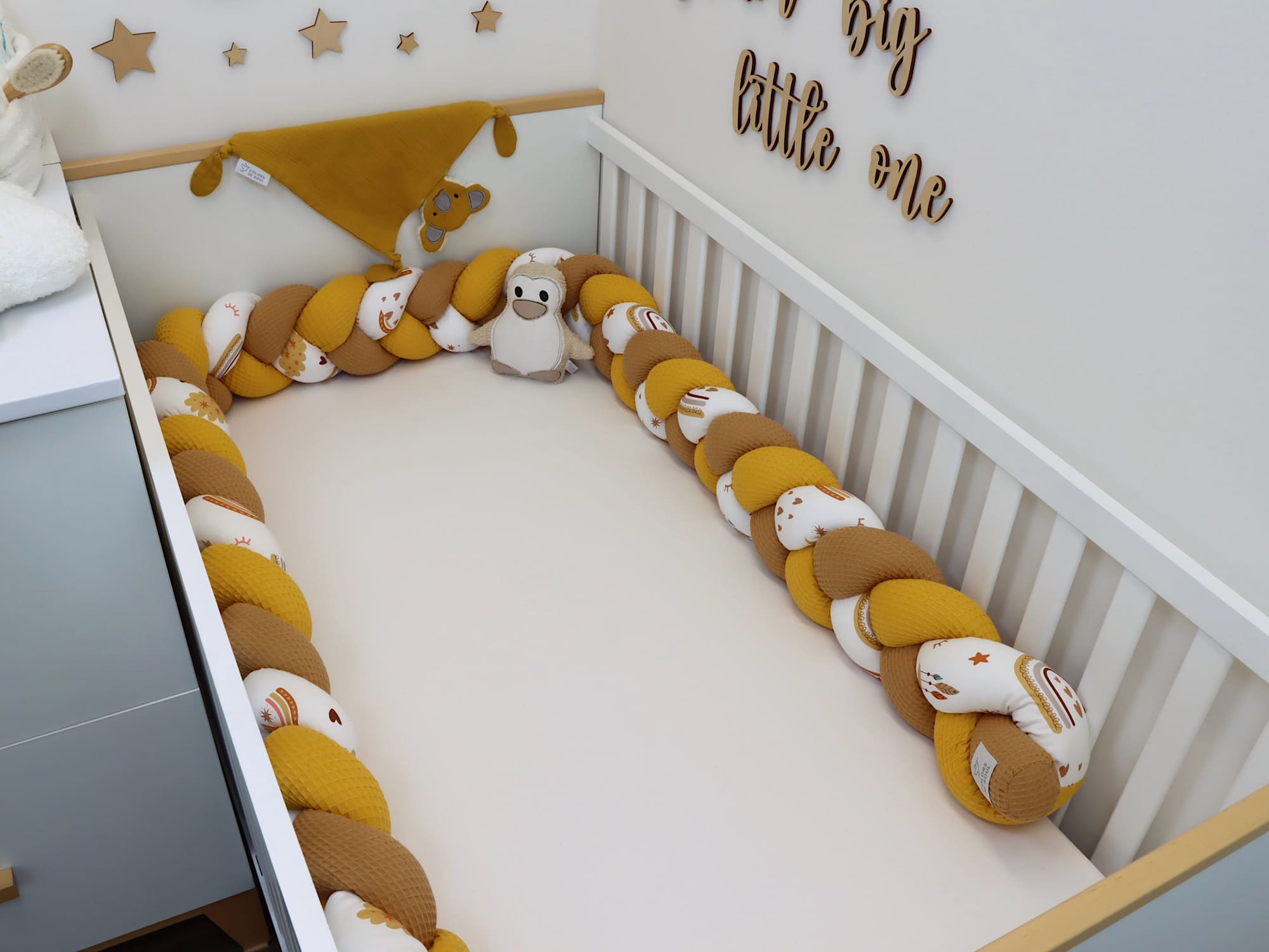 Boho Bettschlange in Gelb und Karamell mit Baumwollsatin Regenbogenmotiv – liebevolle Handarbeit fürs Babyzimmer