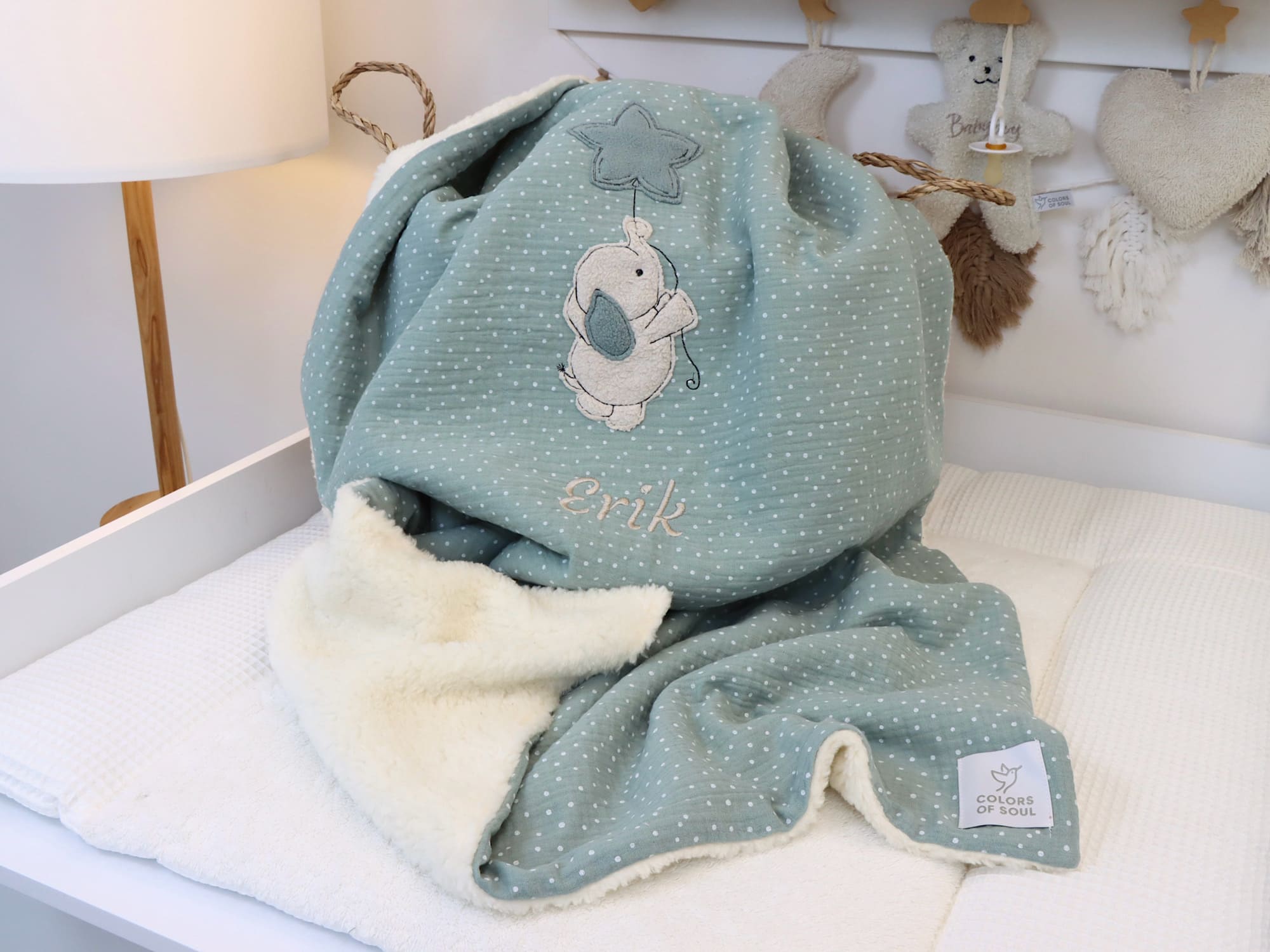 Personalisierte Babydecke aus Musselin mint mit weißen Punkten – Elefanten-Applikation und bestickter Name, Teddyplüsch Rückseite in Creme