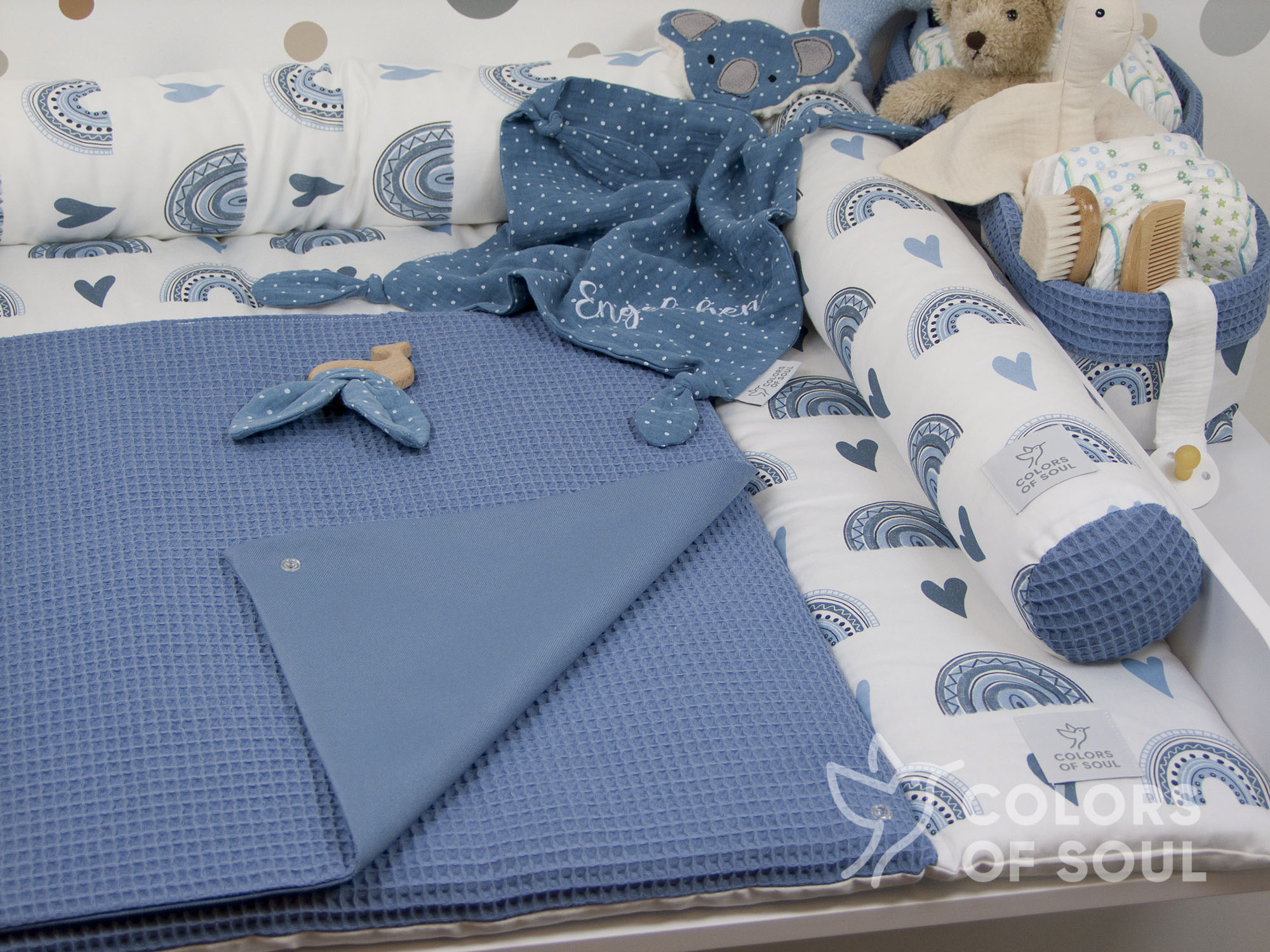 3-er SET - Wickelauflage, Bettschlange, Babynest - Regenbogen und Herzen blau / Waffelpique blau