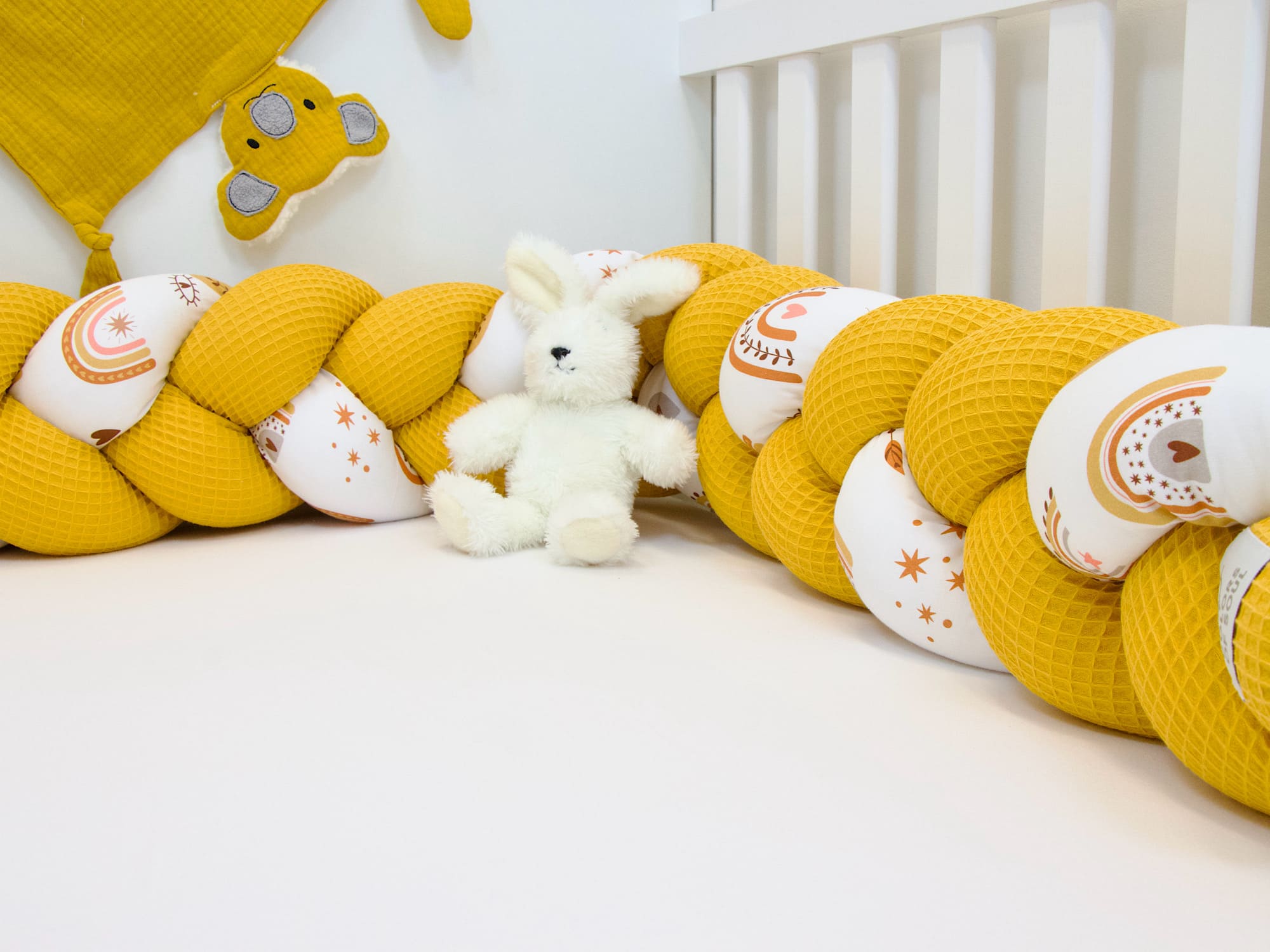 Boho Babybett mit geflochtener Bettschlange Gelb – gemütlich & sicher gestaltet
