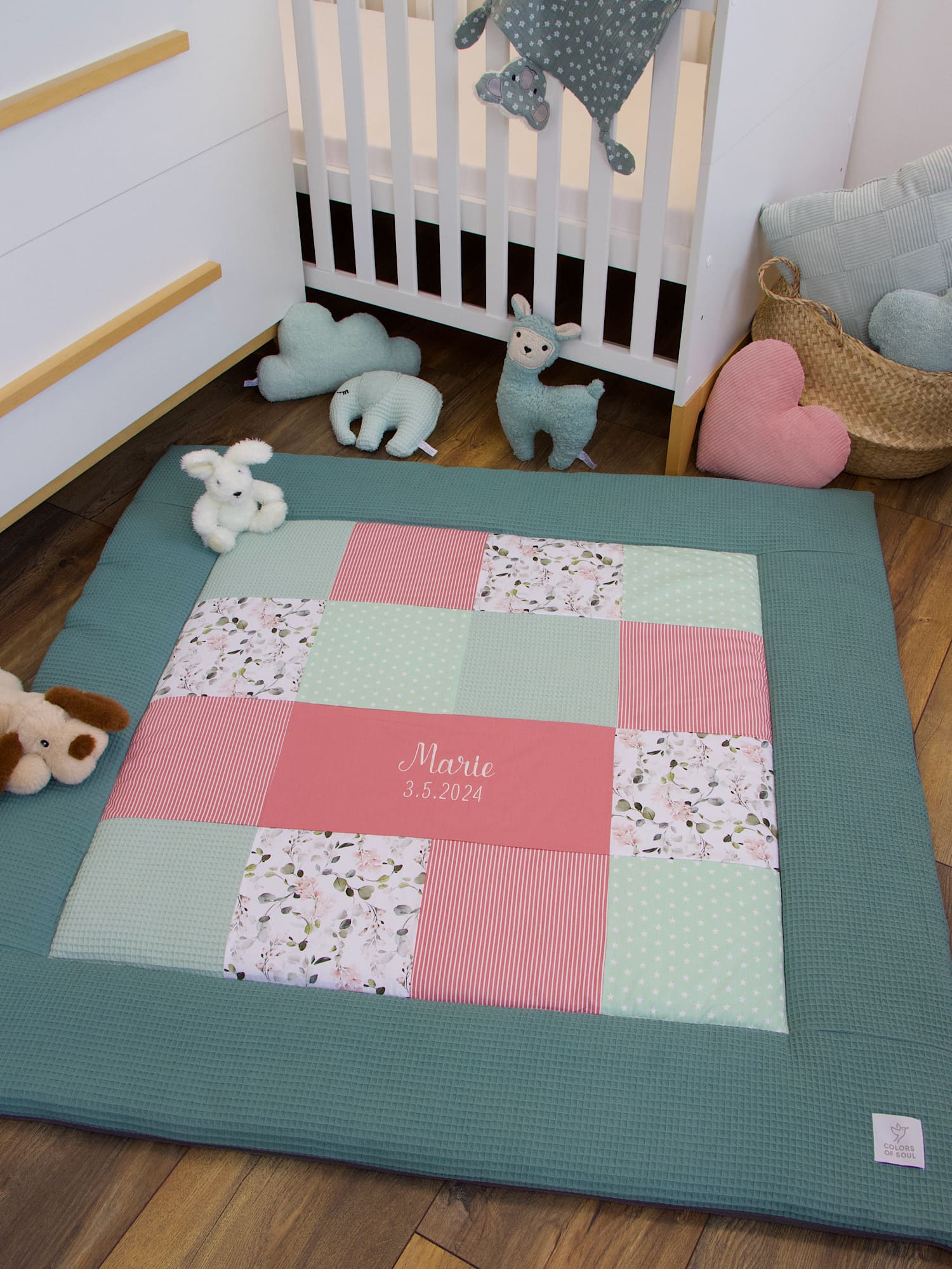 Patchwork Krabbeldecke - Gartenblumen rosa / Waffelpique altgrün / blush (mit Rand)