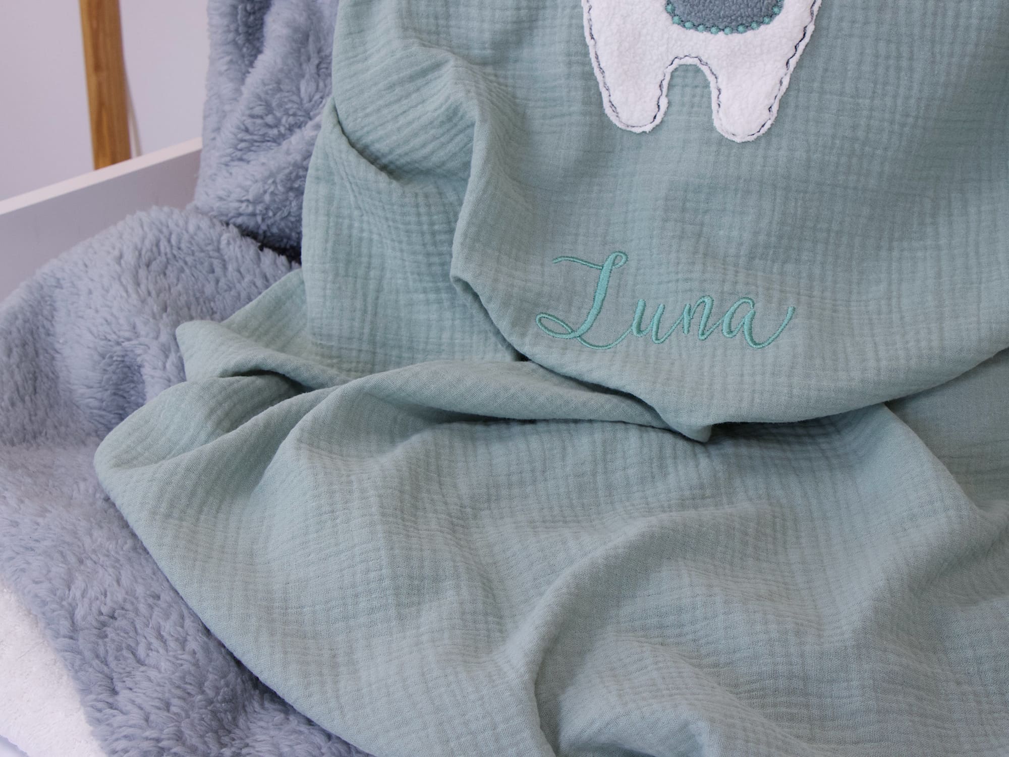 Personalisierte Babydecke Hellmint mit Lama-Applikation und Namensstickerei Luna – handgemachte Musselin-Kuscheldecke mit moosgrauem Teddyplüsch.