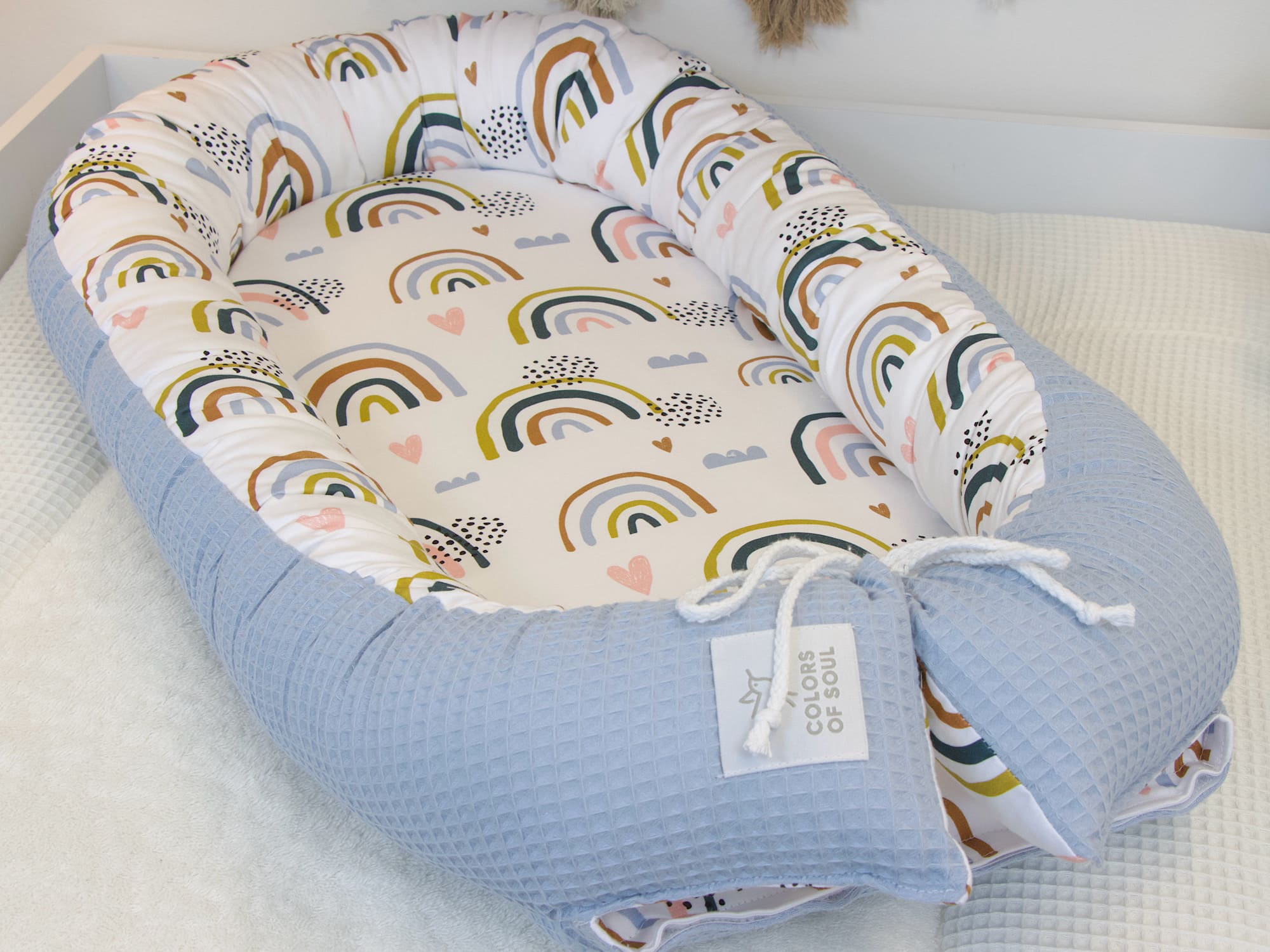 Babynest - Regenbogen und Herzen / Waffelpique hellblau