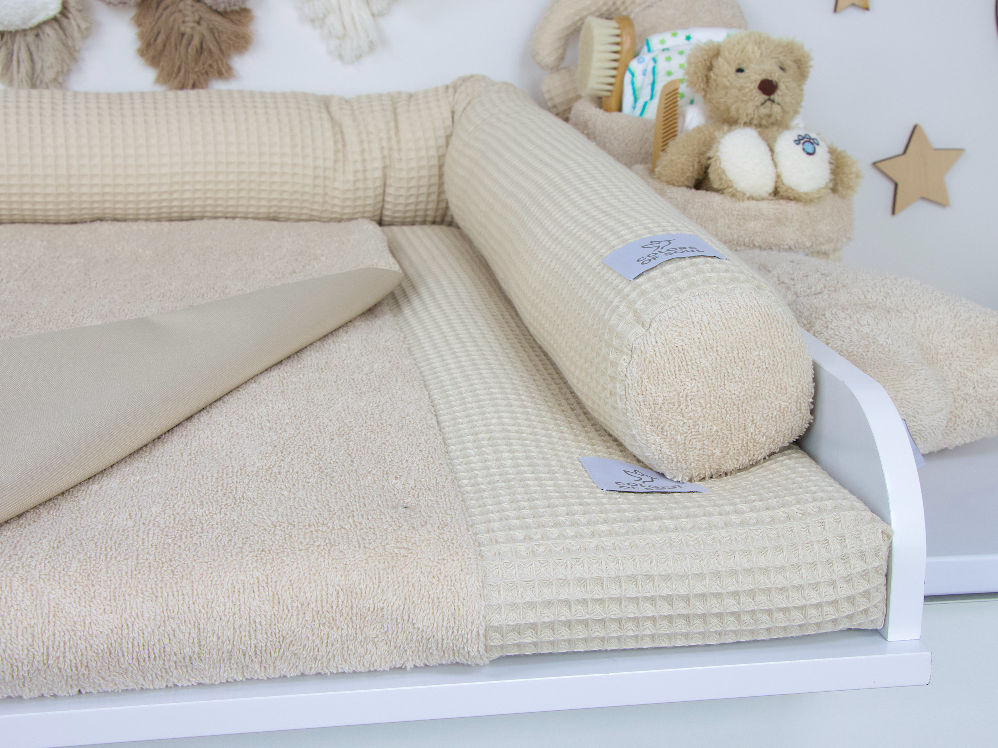 Detailaufnahme der Bettschlange Light Sand – weiche Umrandung aus Waffelpique passend zur Wickelauflage aus Frottee.