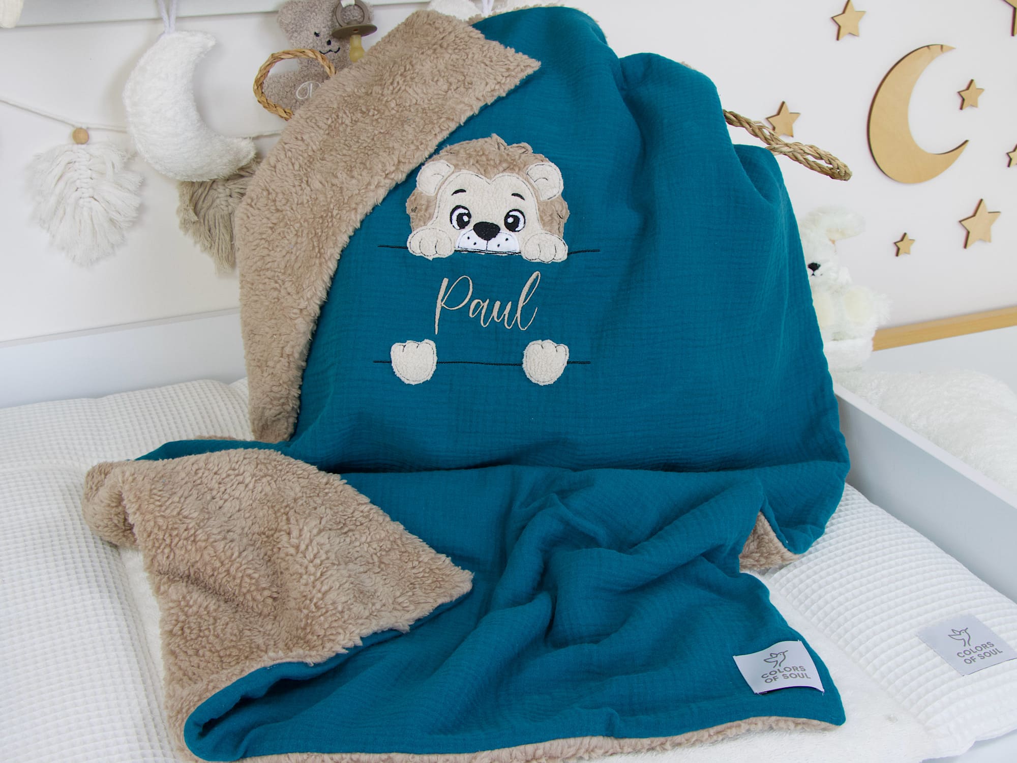 Bestickte Babydecke mit Löwenmotiv – Musselin Petrol mit Name Paul, Innenfutter aus sandfarbenem Teddyplüsch.