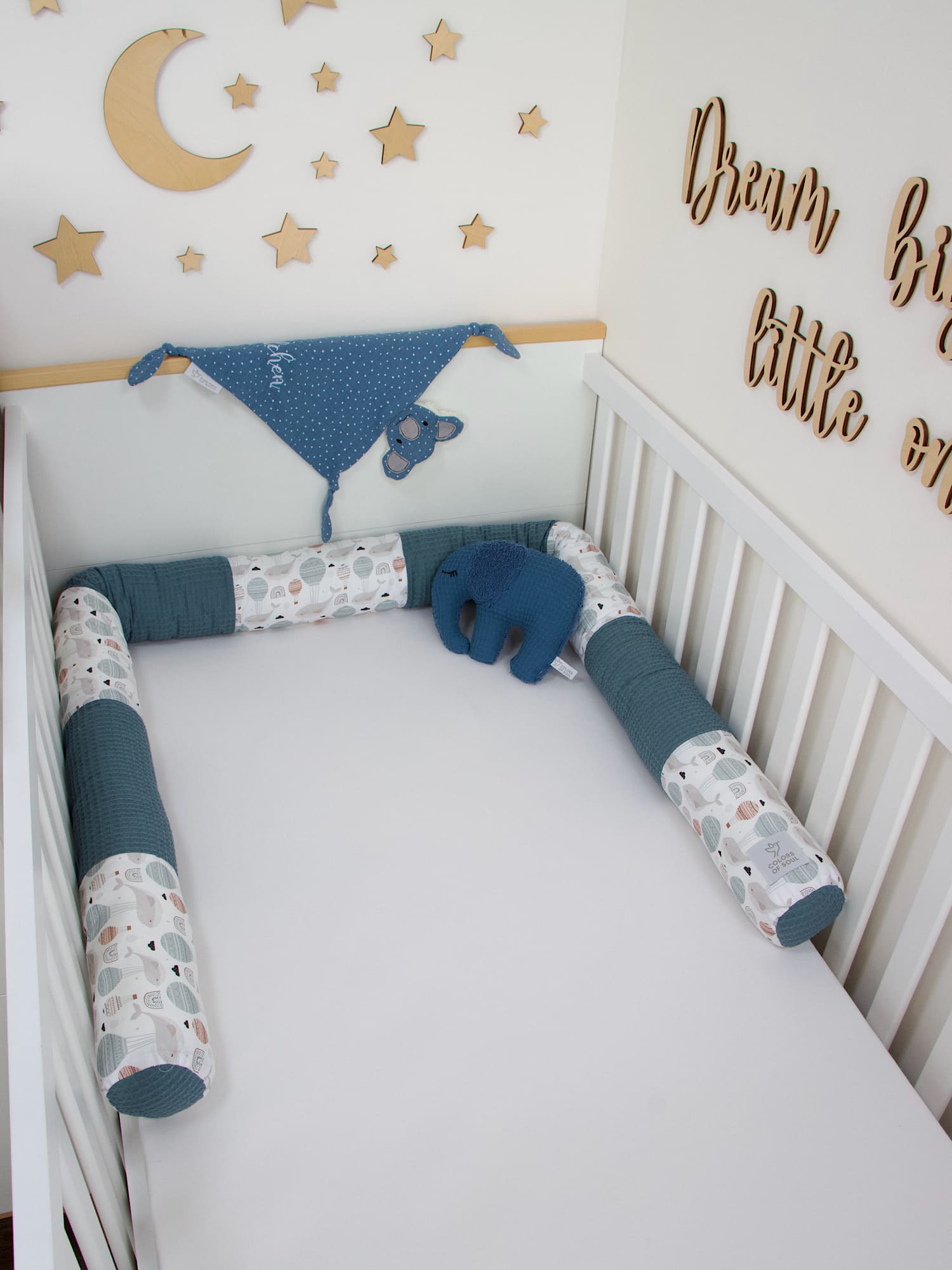 Patchwork Bettschlange personalisiert - schlafende Wale und Luftballons / Waffelpique stahlblau