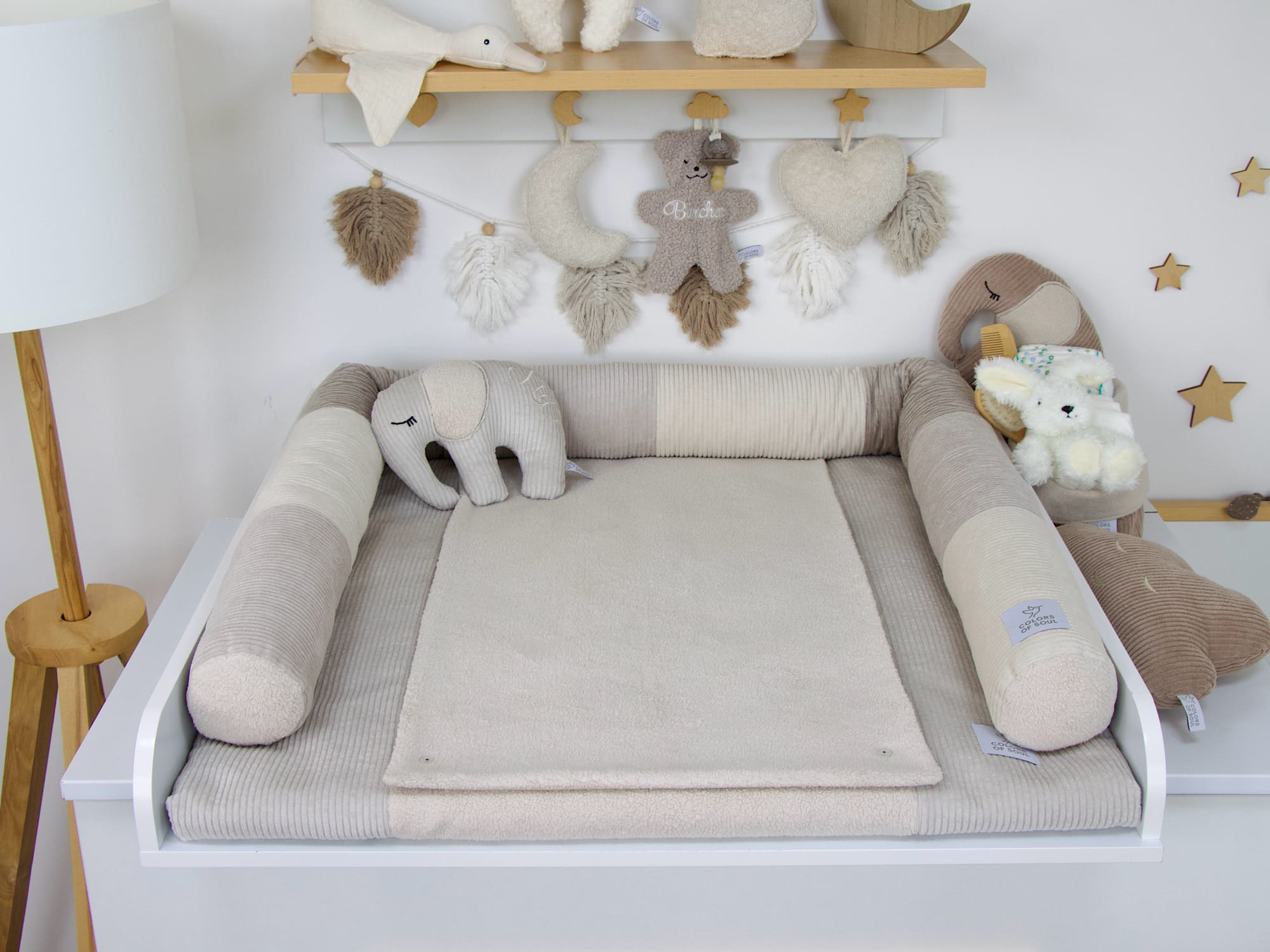 Wickelplatz Set in Hellbeige mit weich segmentierter Bettschlange