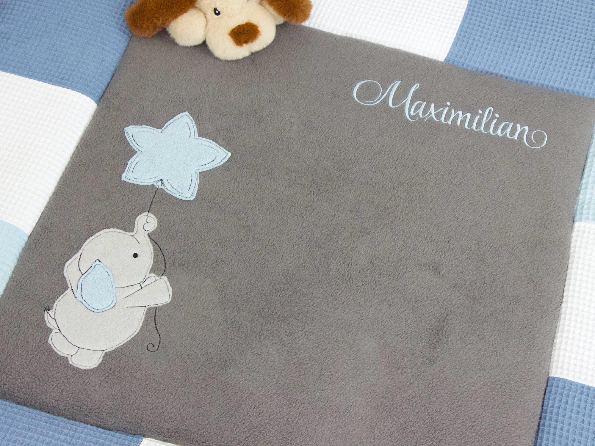 Detail der Krabbeldecke mit Elefant, Stern und personalisierter Namensstickerei