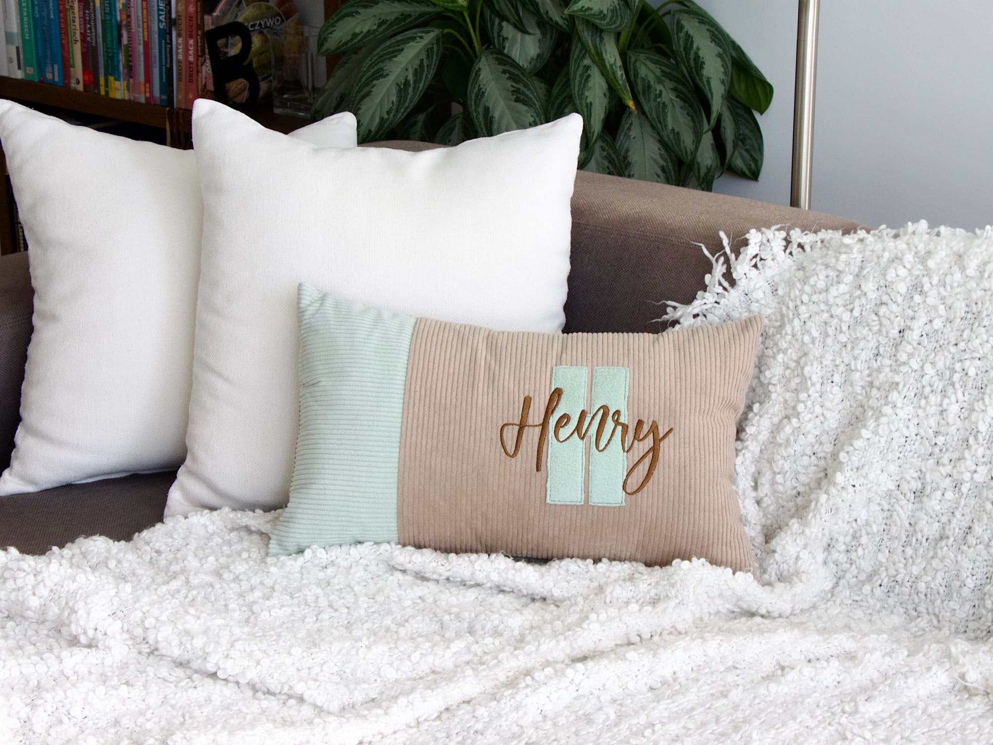 Cord Kissen personalisiert in Mint und Camel als modernes Dekokissen im Wohnzimmer