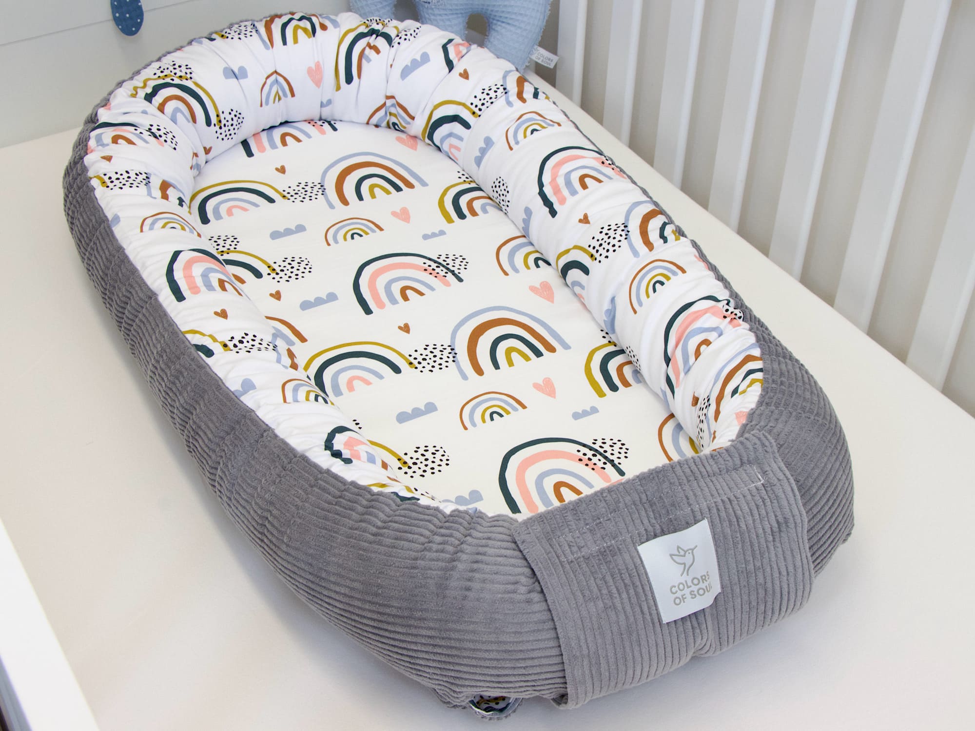 Babynestchen - Regenbogen und Herzen / Cord grau