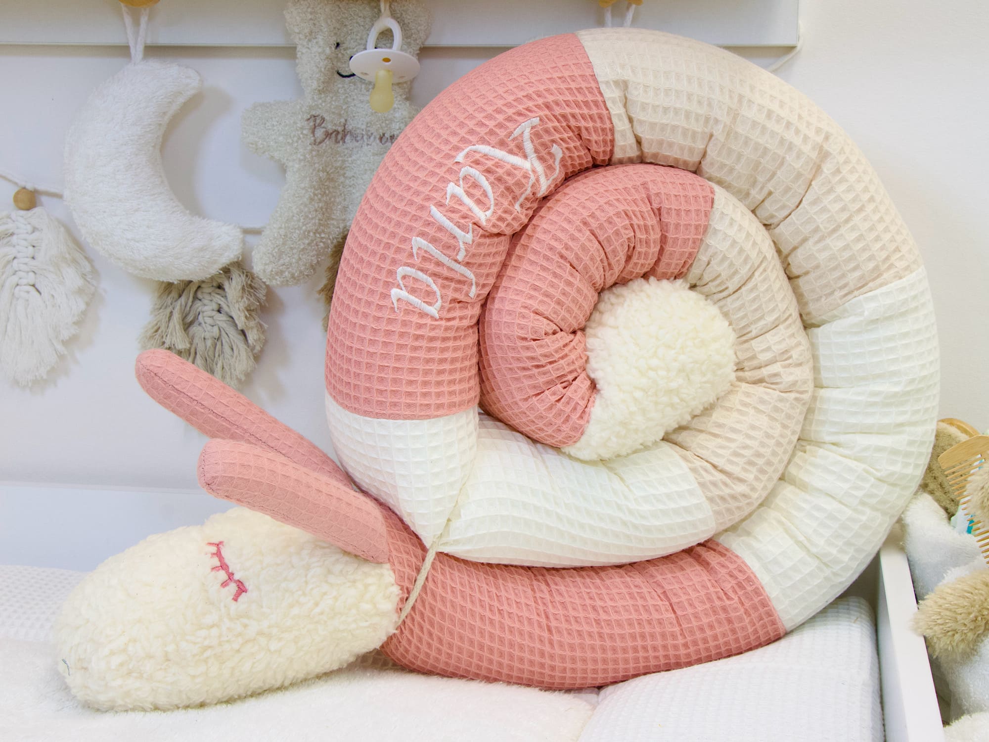 Bettschnecke Waffelpique blush creme hellbeige personalisiert Babybett