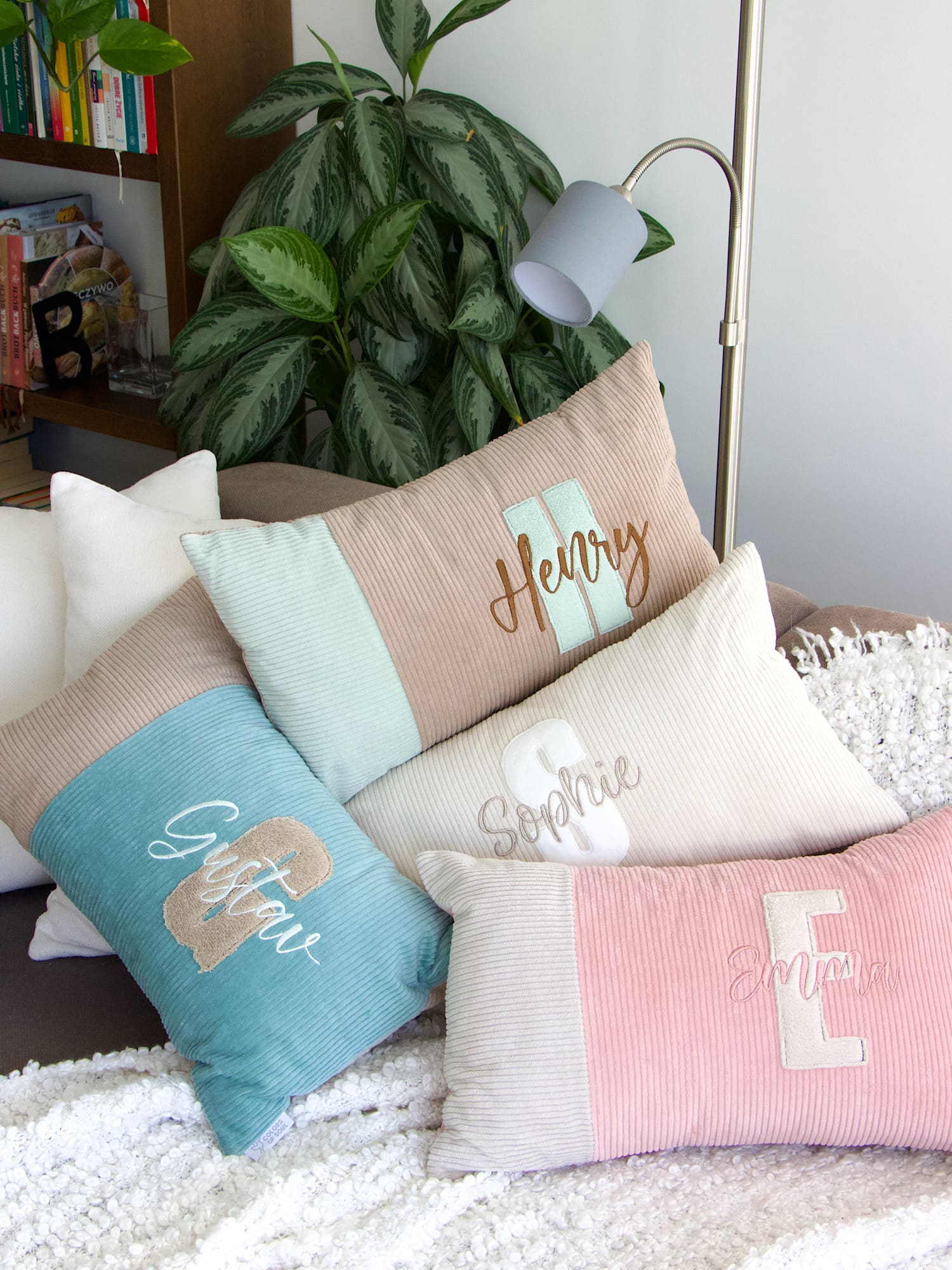 Cord Kissen personalisiert mit Buchstabe und Name Henry – modernes Dekokissen für Sofa
