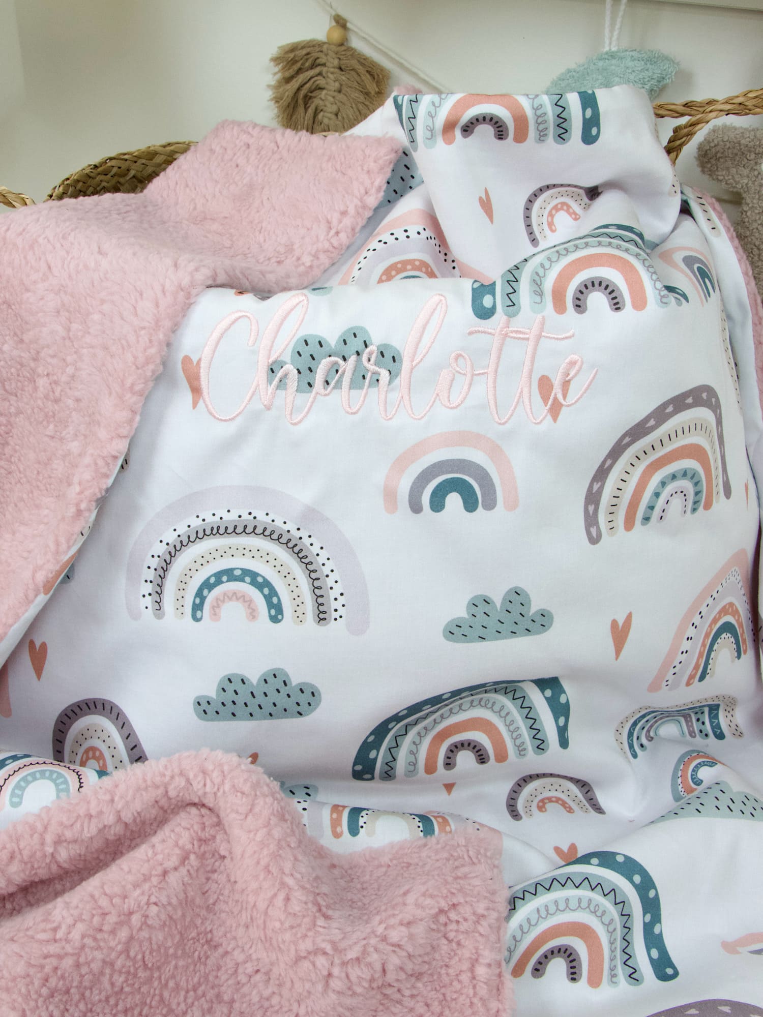 Personalisierte Babydecke mit Namen – Pastell Regenbogen Muster und altrosa Teddyplüsch im Kinderzimmer
