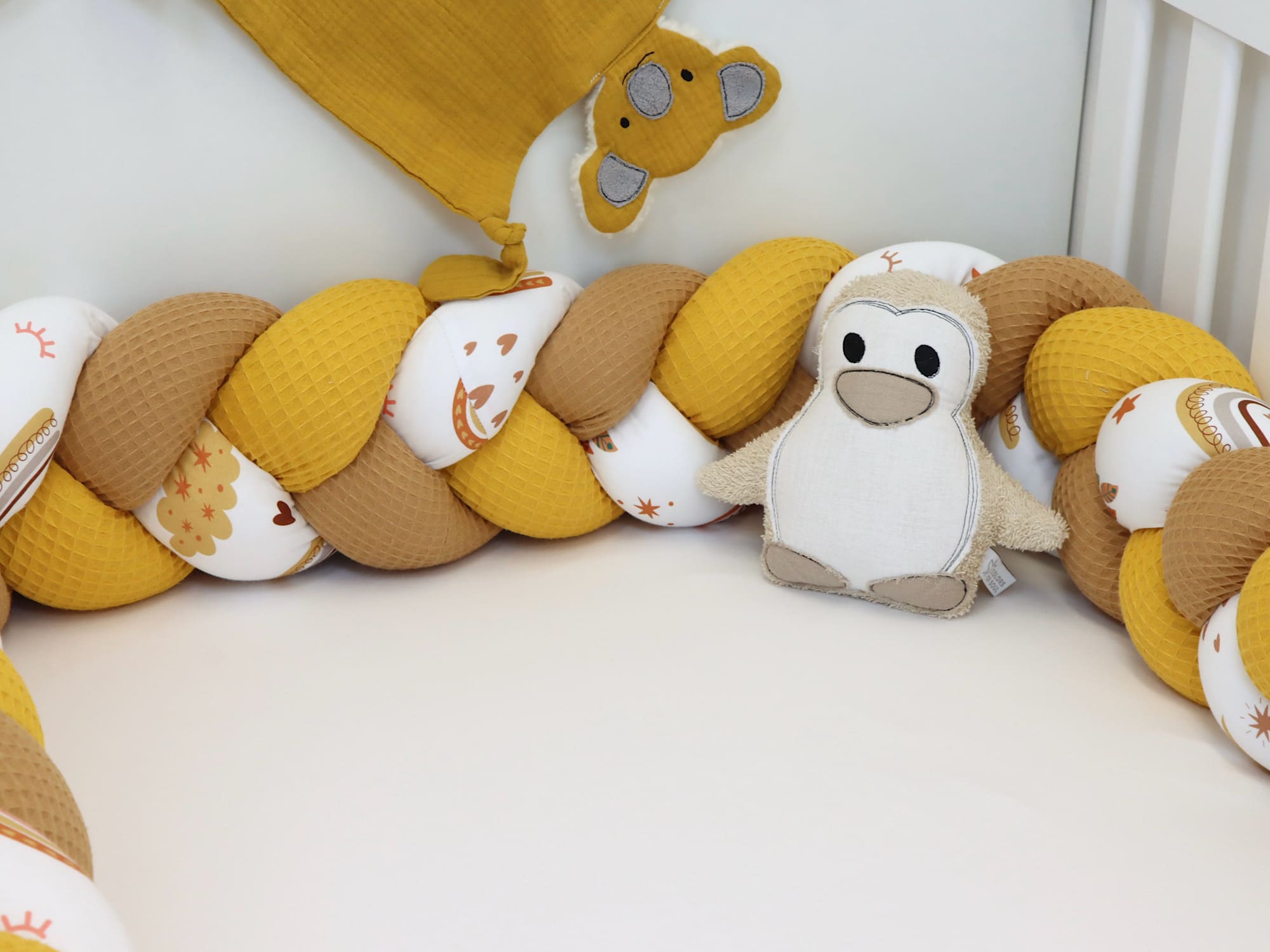 Geflochtene Bettschlange in Gelb und Karamell mit Boho Regenbogen-Motiv – handgefertigte Bettumrandung für Babybett, Colors of Soul