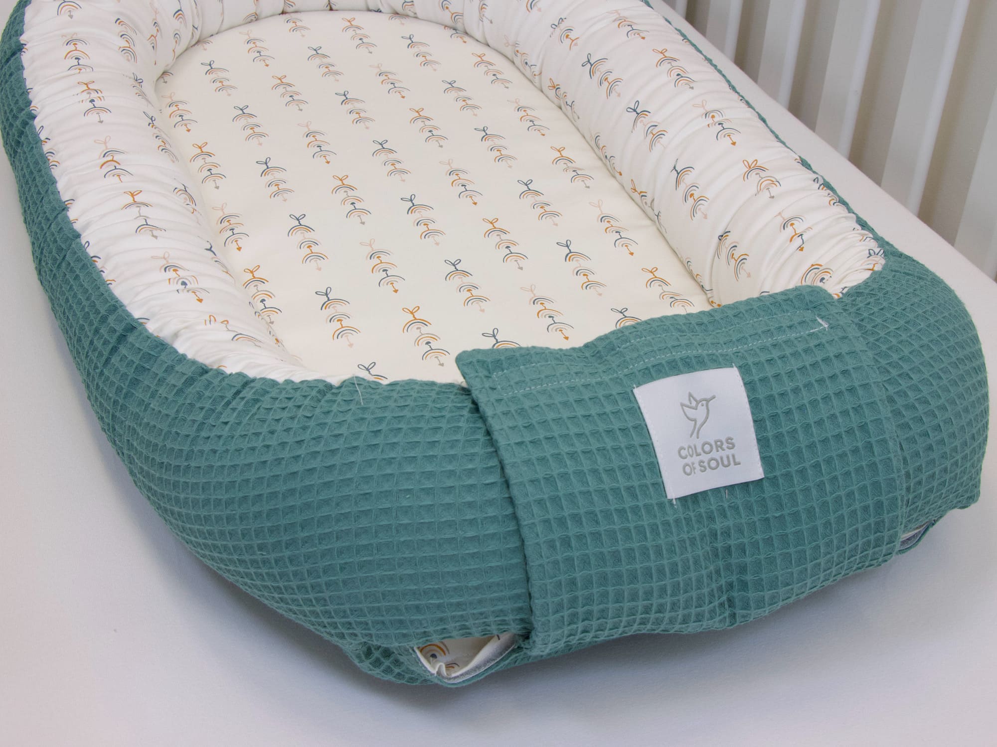 3-er SET - Wickelauflage mit Inlett, Babynest, Bettrolle - Mobile Regenbogen / Waffelpique altgrün