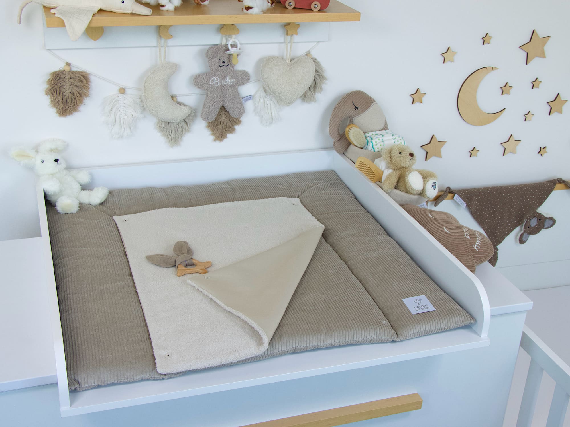 Handgemachte Wickelauflage aus Cord Beige mit Baumwollfleece Beige auf weißem Wickeltisch im natürlichen Babyzimmer