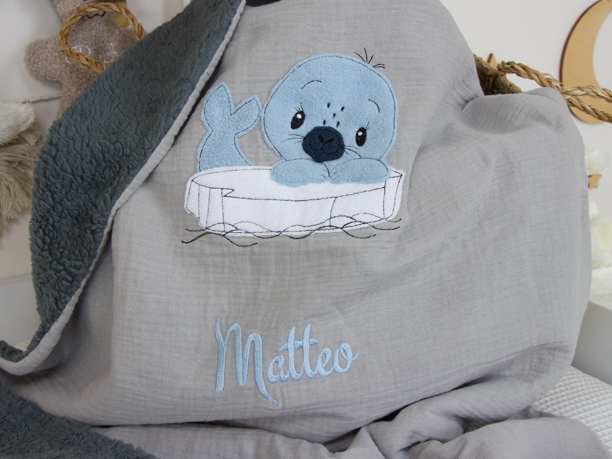 Kuscheldecke für Babys aus Musselin hellgrau und Teddyplüsch dunkelgrau mit Seehund-Applikation und Namensstickerei