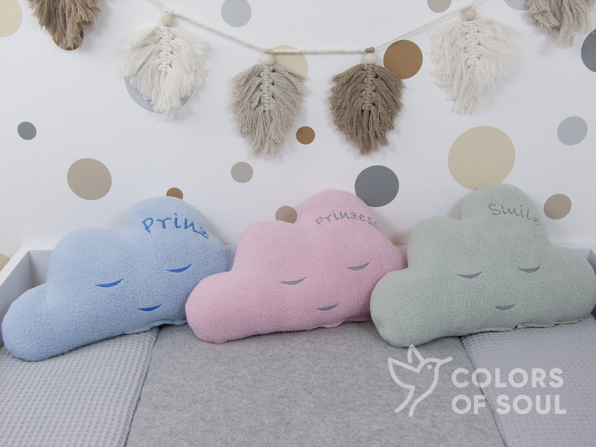 Wolkenkissen aus Baumwollfleece mit Namensstickerei – handgemacht, weich & hautfreundlich