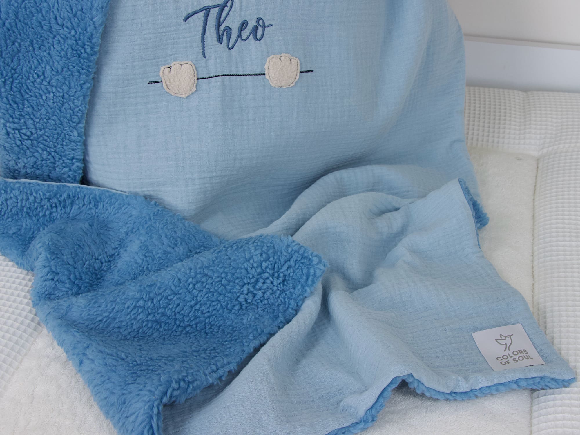 Rückseite aus blauem Teddyplüsch – weiche personalisierte Kuscheldecke für Babys