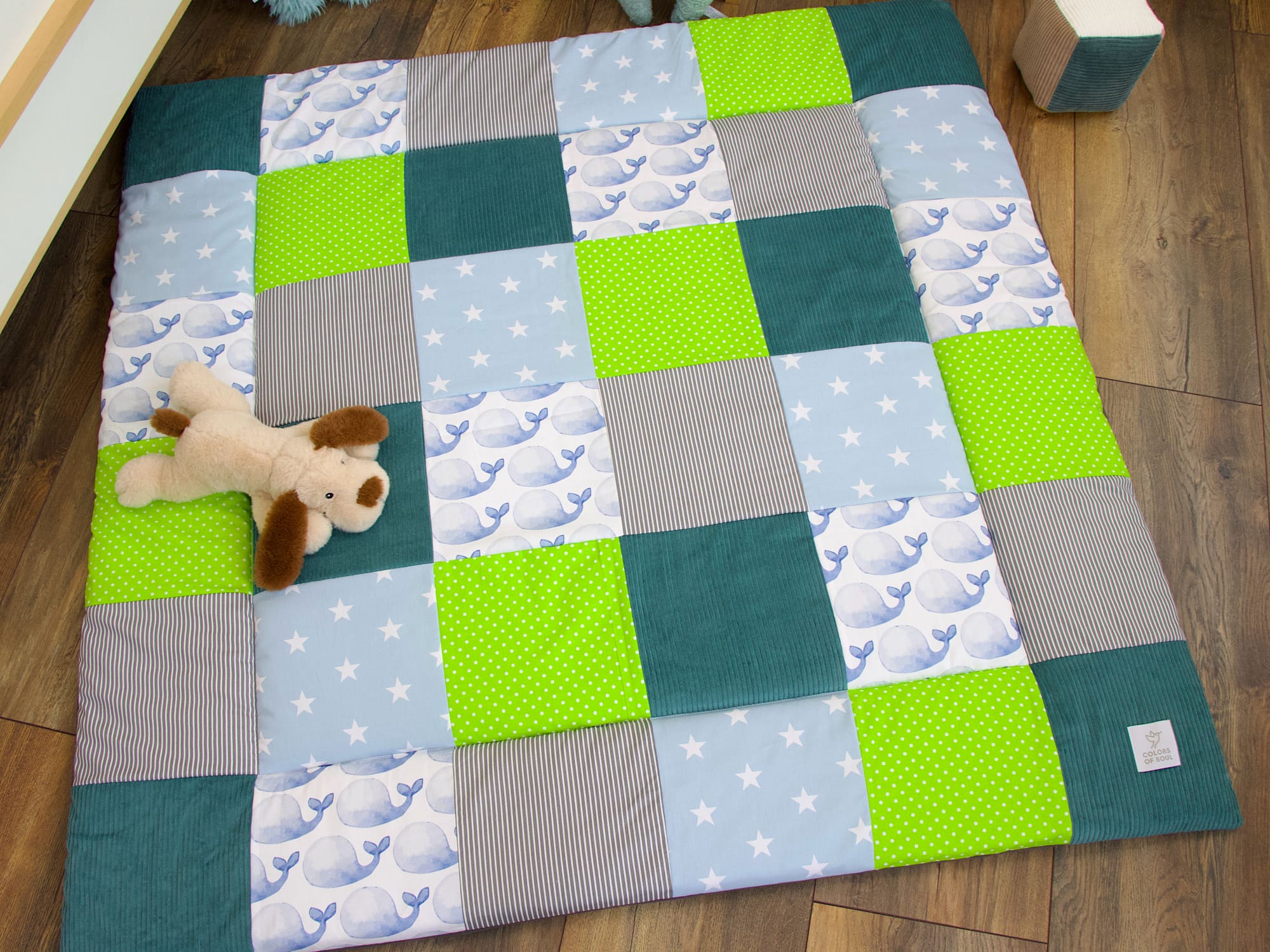 Personalisierte Krabbeldecke Baby - blaue Wale Aquarell / Kord petrol / hellblau
