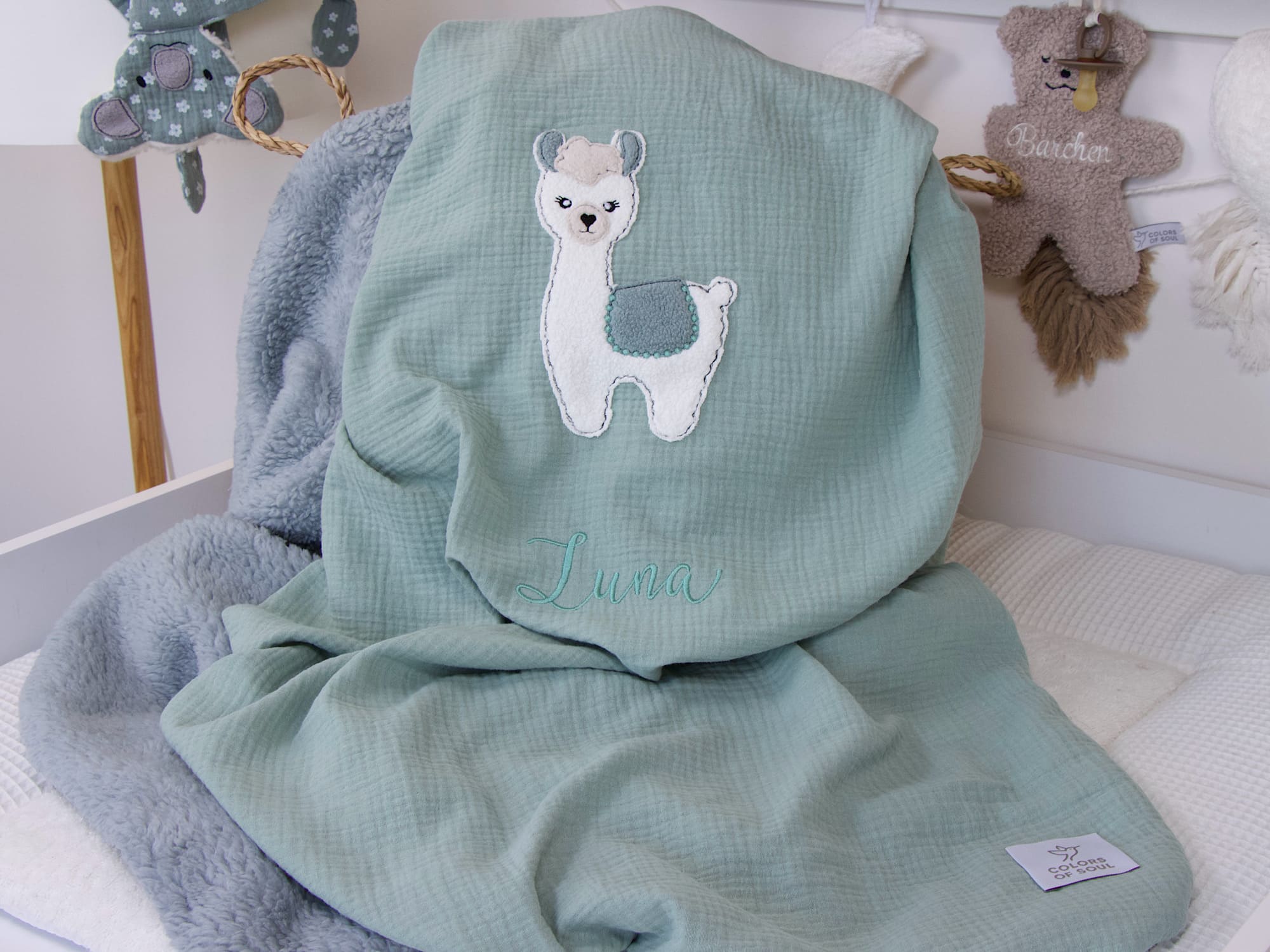 Babydecke Lama in Hellmint mit moosgrauer Rückseite – personalisierte Kuscheldecke mit Namen Luna, handgemacht.