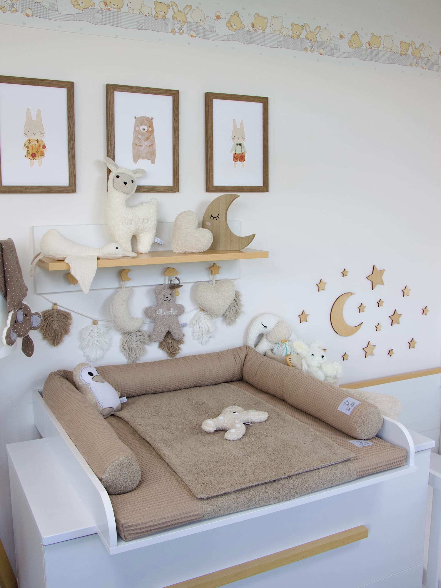 2er Set Wickelauflage mit Inlett & Bettschlange – Frottee Dunkelbeige & Waffelpique Dunkelbeige – warme, ruhige Farbwelt fürs Babyzimmer.