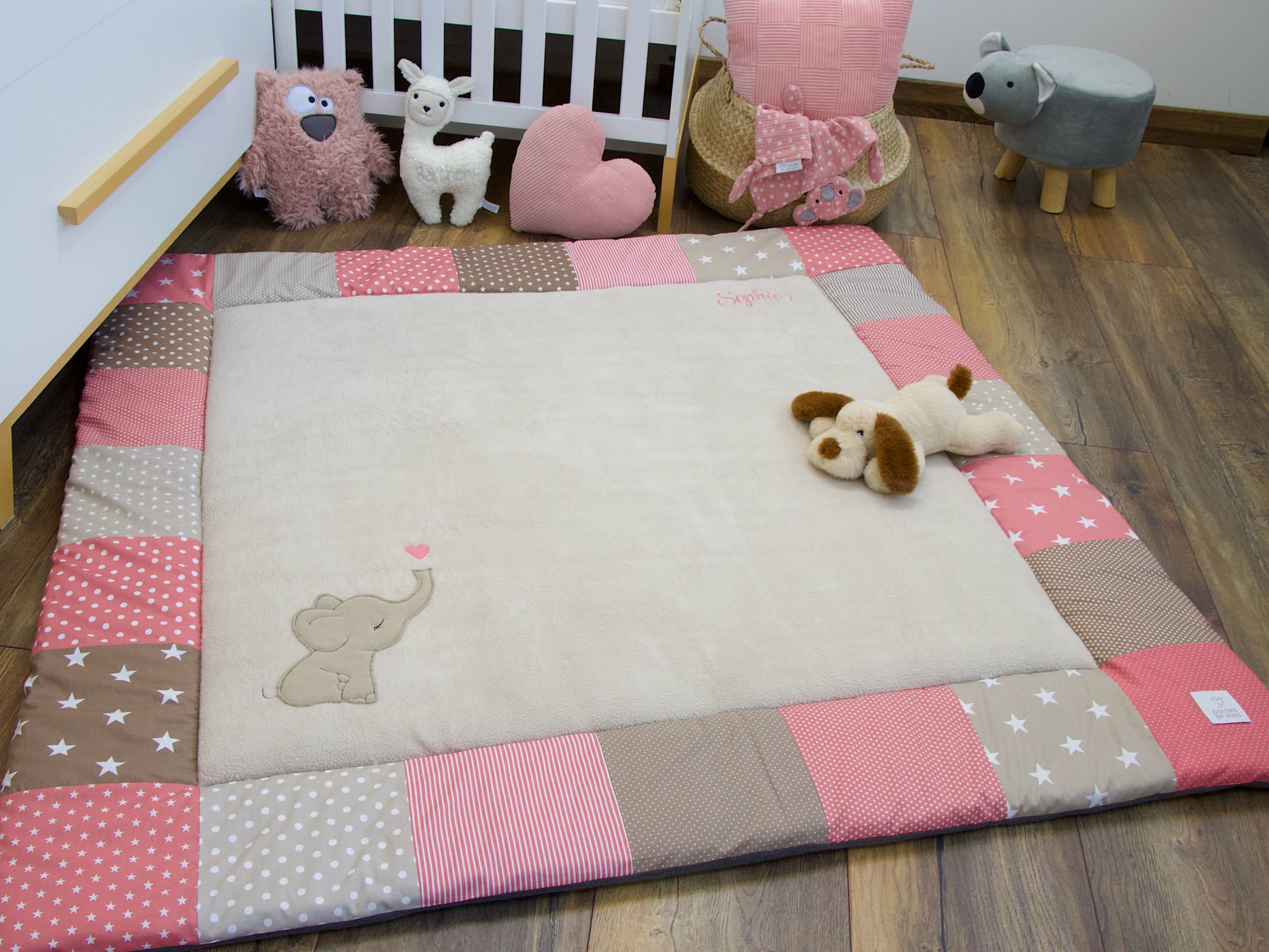 Handgemachte Krabbeldecke mit Elefant – Patchwork Rand in Rosa Blush, Sand und Beige