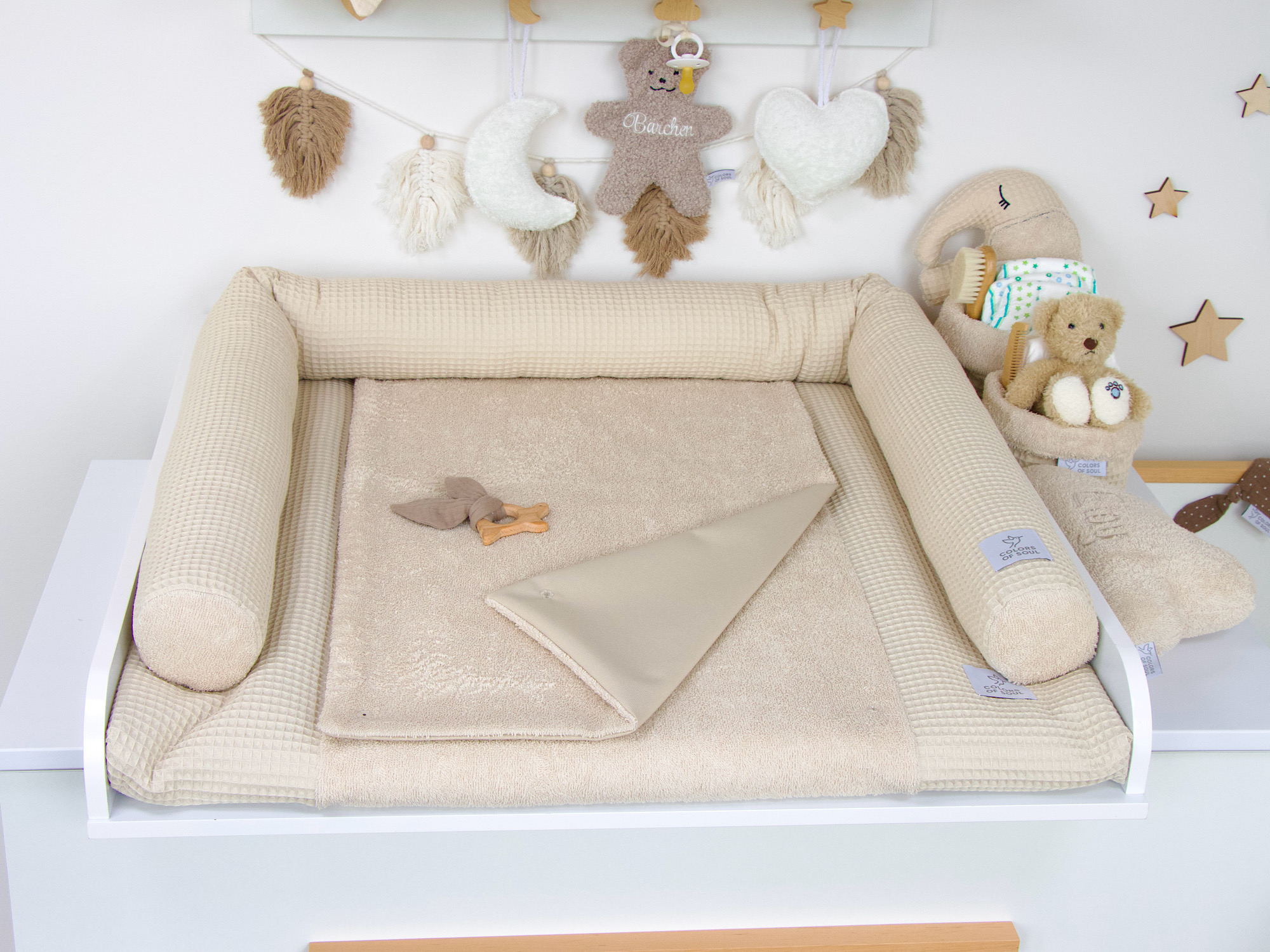 Wickelauflage mit Bettschlange als Umrandung – gemütliches Wickeltischauflage Set in Light Sand für Sicherheit und Komfort beim Wickeln.