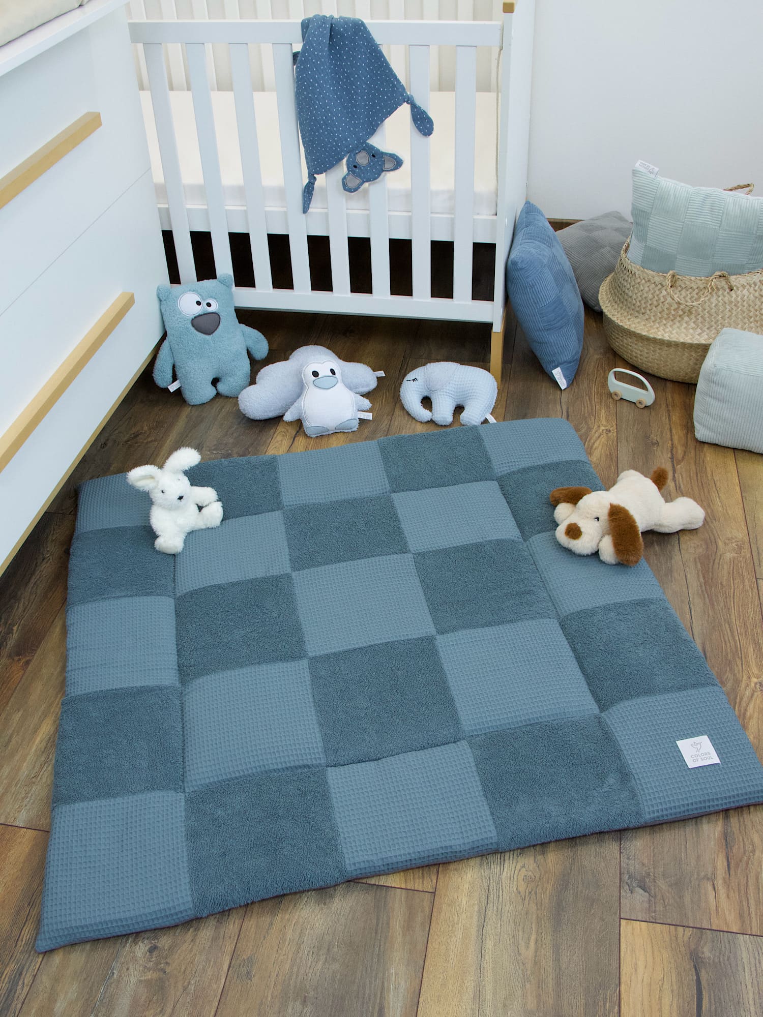 Patchwork Krabbeldecke aus Frottee Stahlblau und Waffelpique Stahlblau mit Kuscheltieren