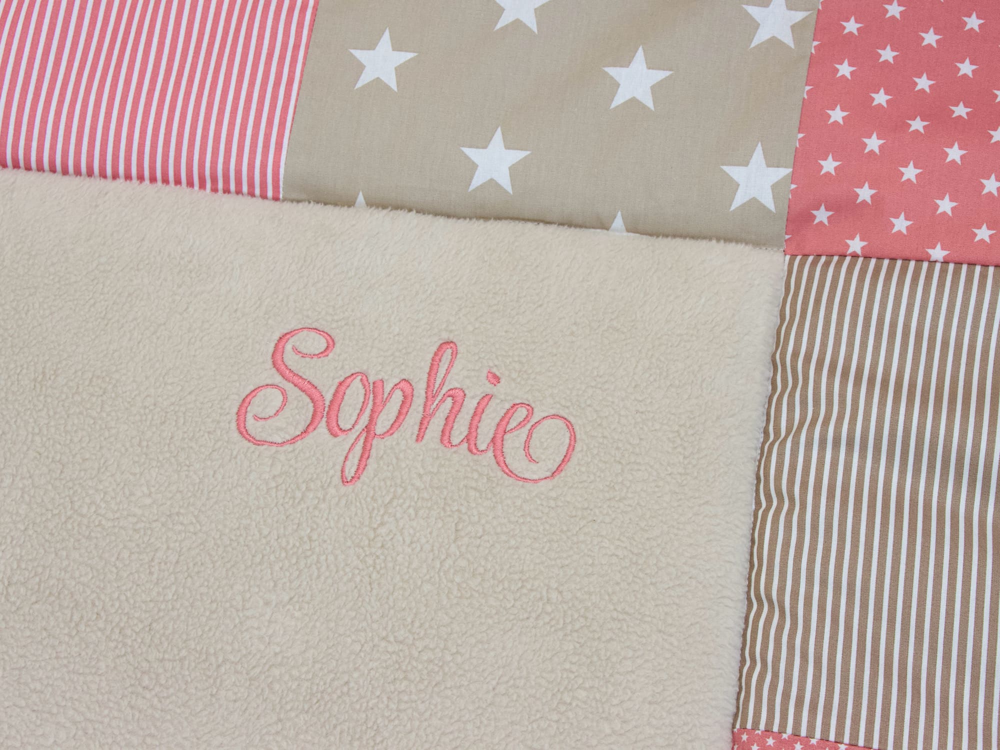 Krabbeldecke als Geschenk zur Geburt – Elefant Patchwork in Sand Beige Blush mit Name