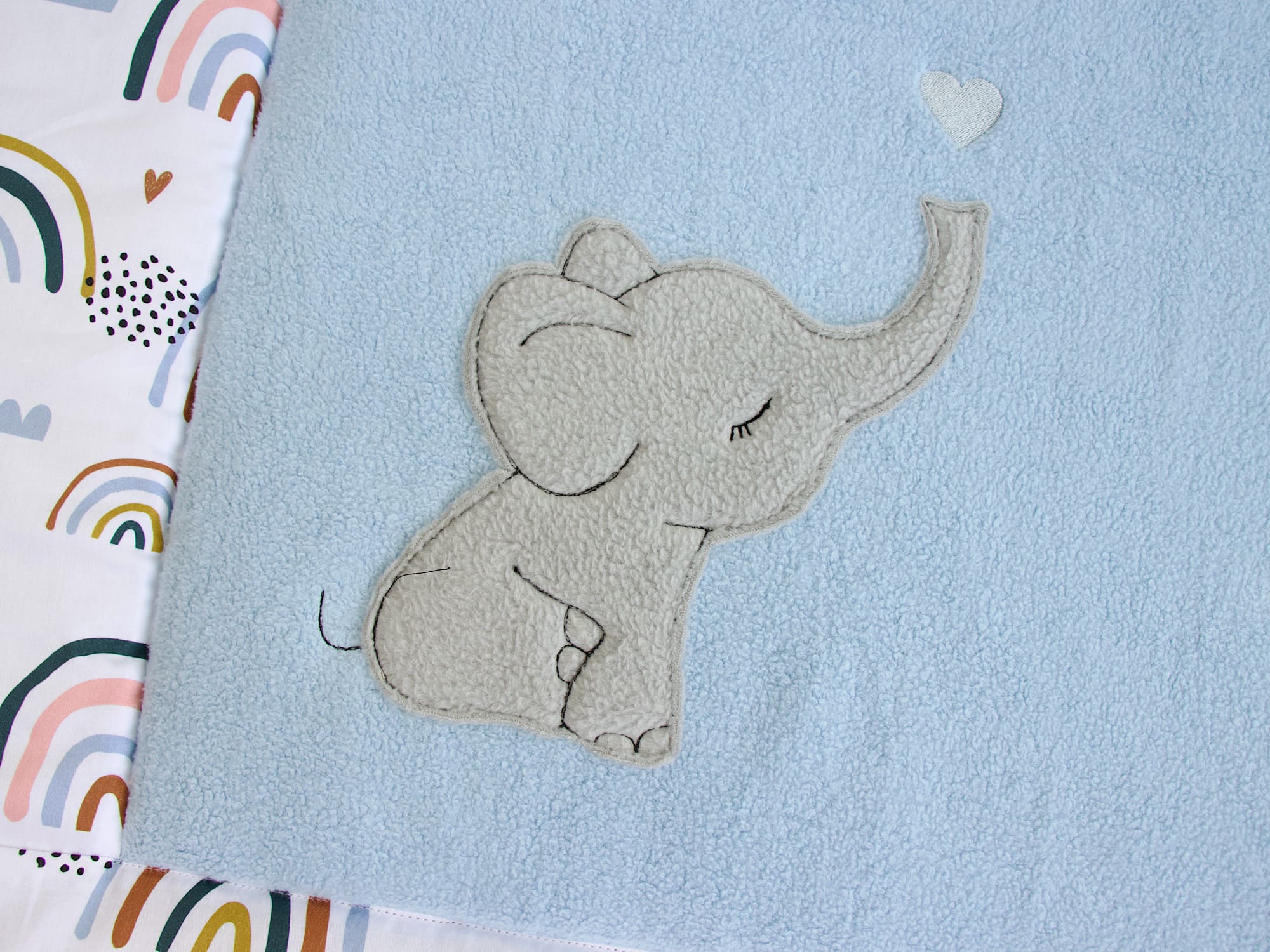 Krabbeldecke personalisiert mit Namen - Regenbogen und Herzen / Baumwollfleece blau
