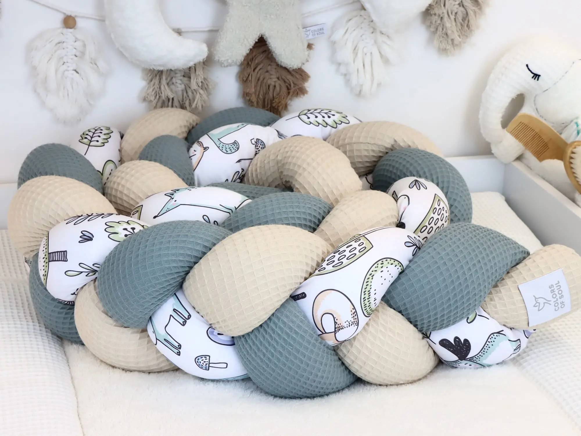 Detailaufnahme geflochtene Bettschlange Waldfreunde mit Waffelpique Light Sand und dusty Altmint