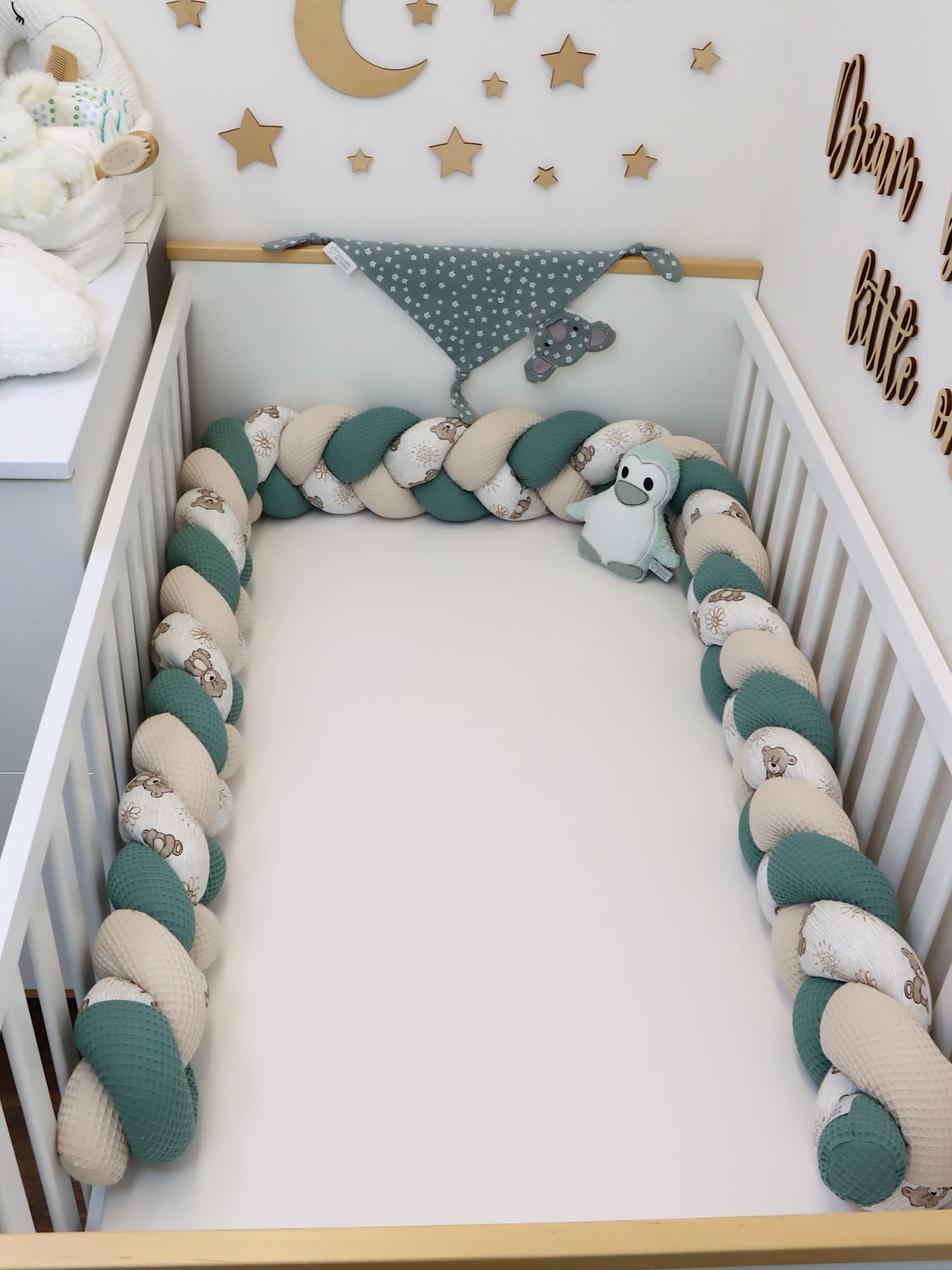 Bettschlange im Babybett als Kantenschutz – Waffelpique Altgrün & Natur mit süßen Bärchen.