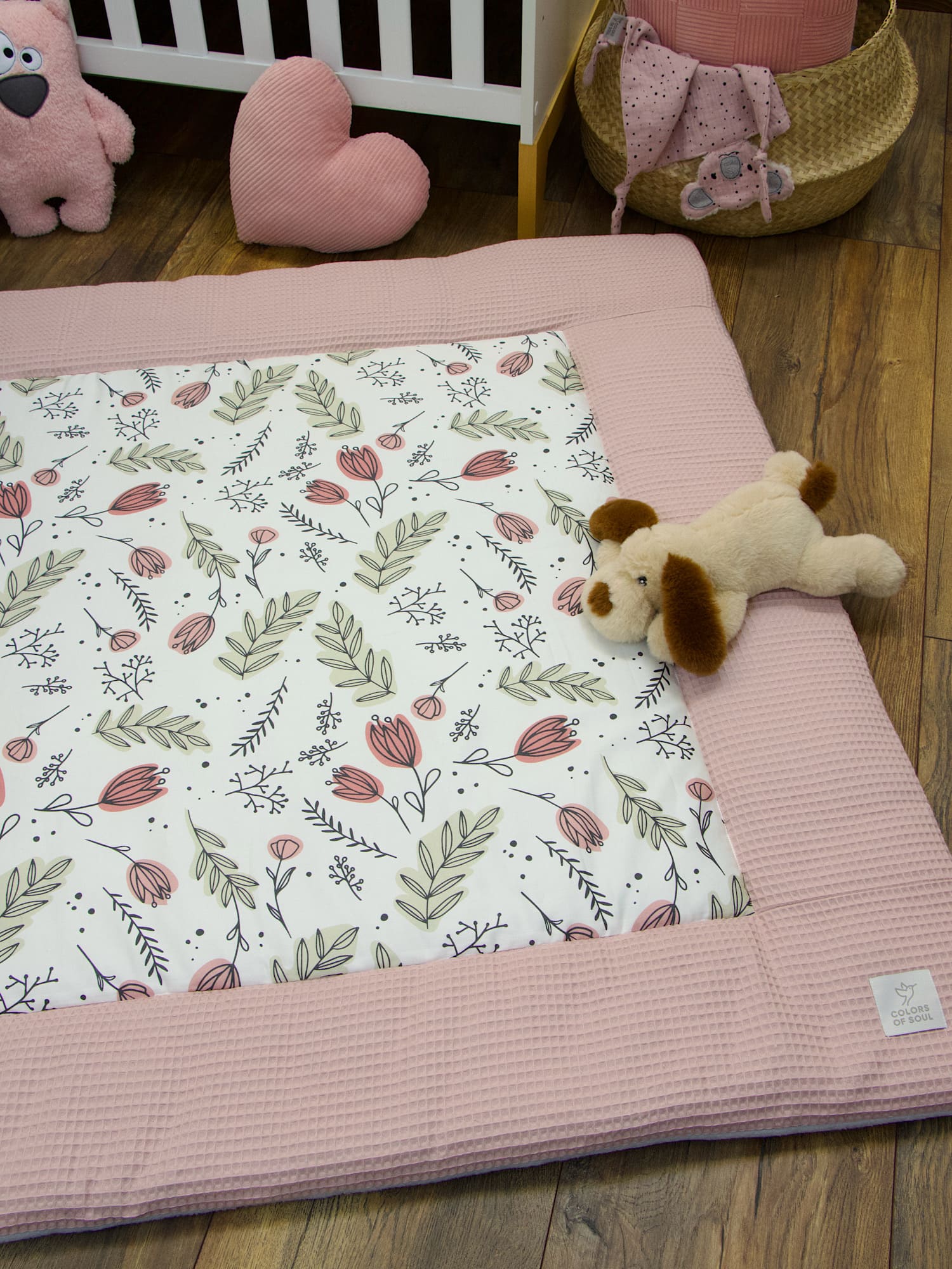 Handgemachte Baby Krabbeldecke mit abstraktem Tulpen-Print und altrosa Waffelpique-Rand