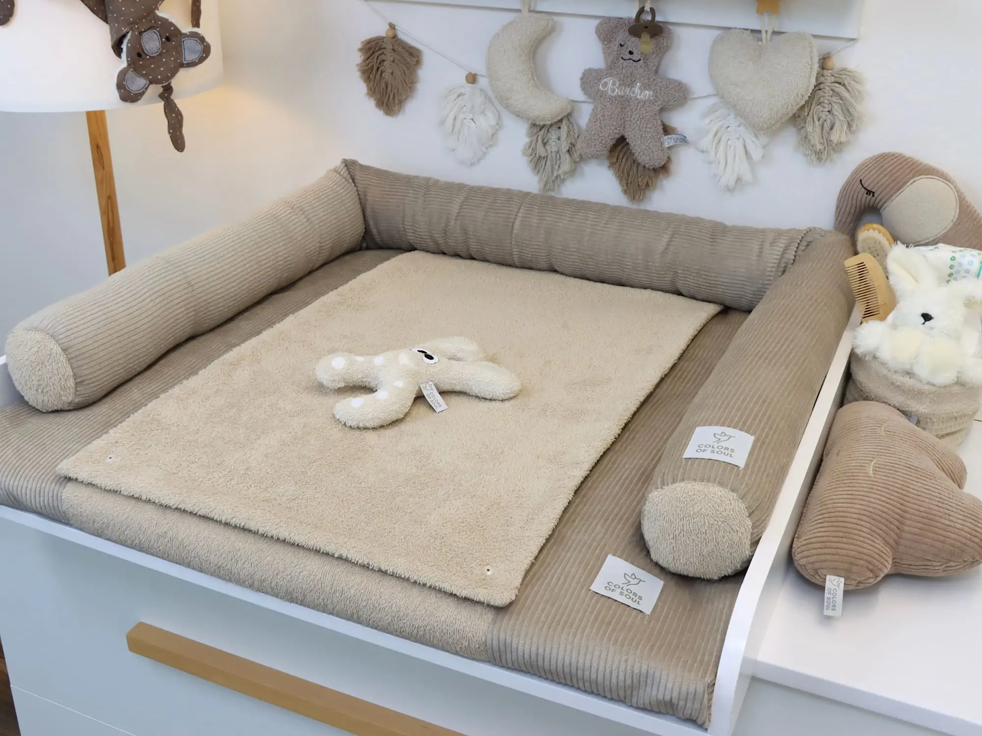 Wickeltischauflage mit klassischer Bettschlange im warmen Beige Ton