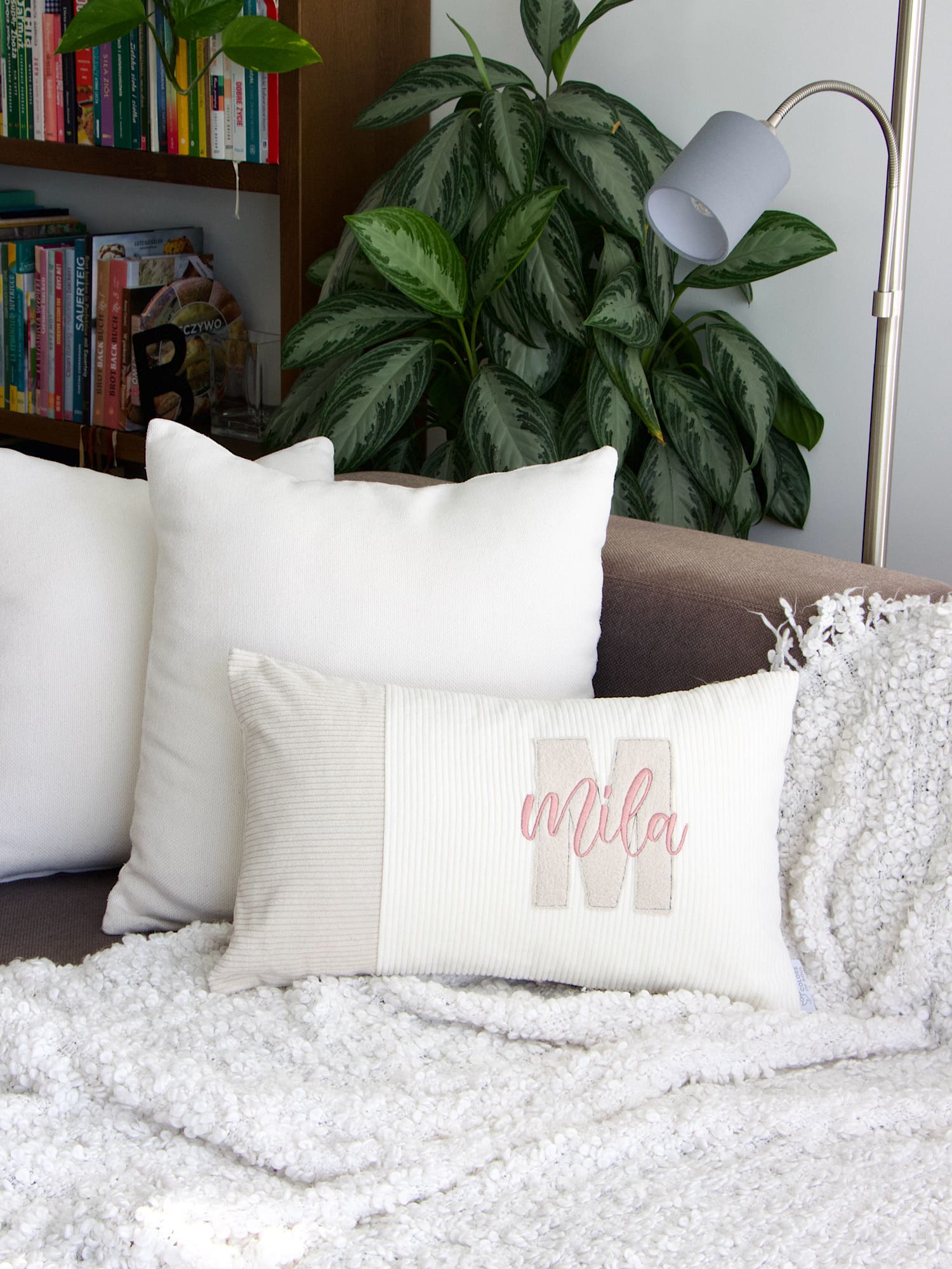 Detailaufnahme Cord Struktur und Buchstaben-Applikation aus Baumwollfleece