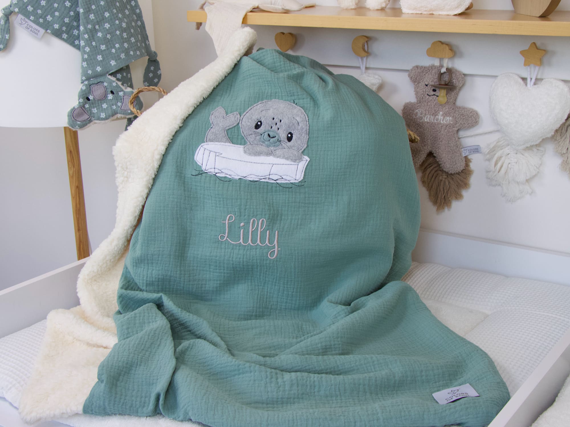 Personalisierte Kuscheldecke für Babys in Dunkelmint – Seehund-Applikation und Name Lilly auf Musselin, perfekte Geschenkidee zur Geburt.