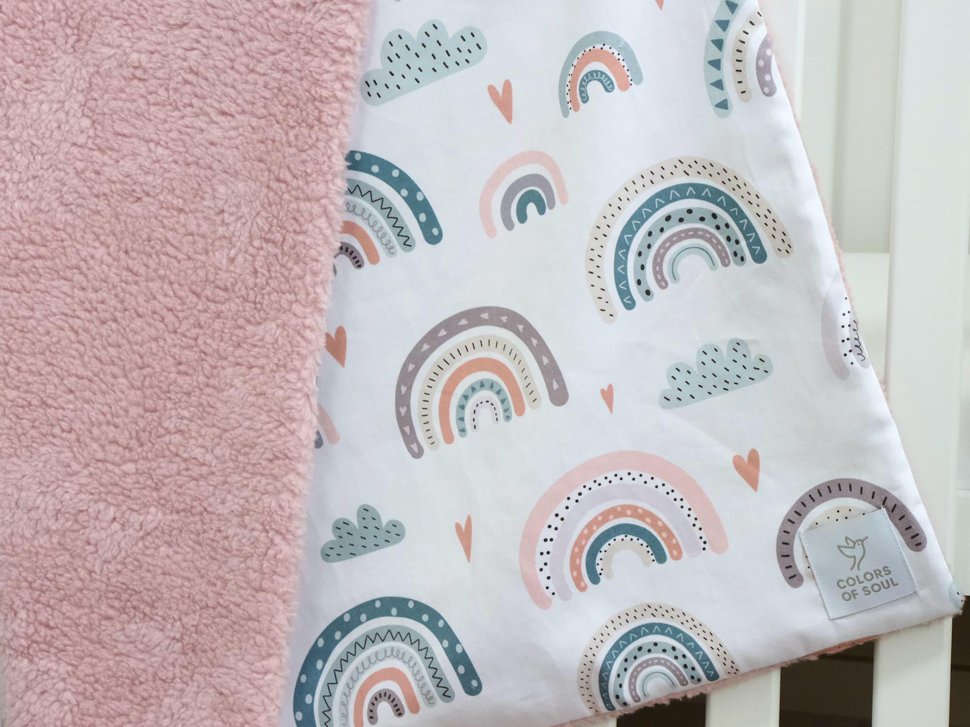Detailaufnahme Babydecke Pastell Regenbogen – Musselin Baumwolle und altrosa Teddyplüsch