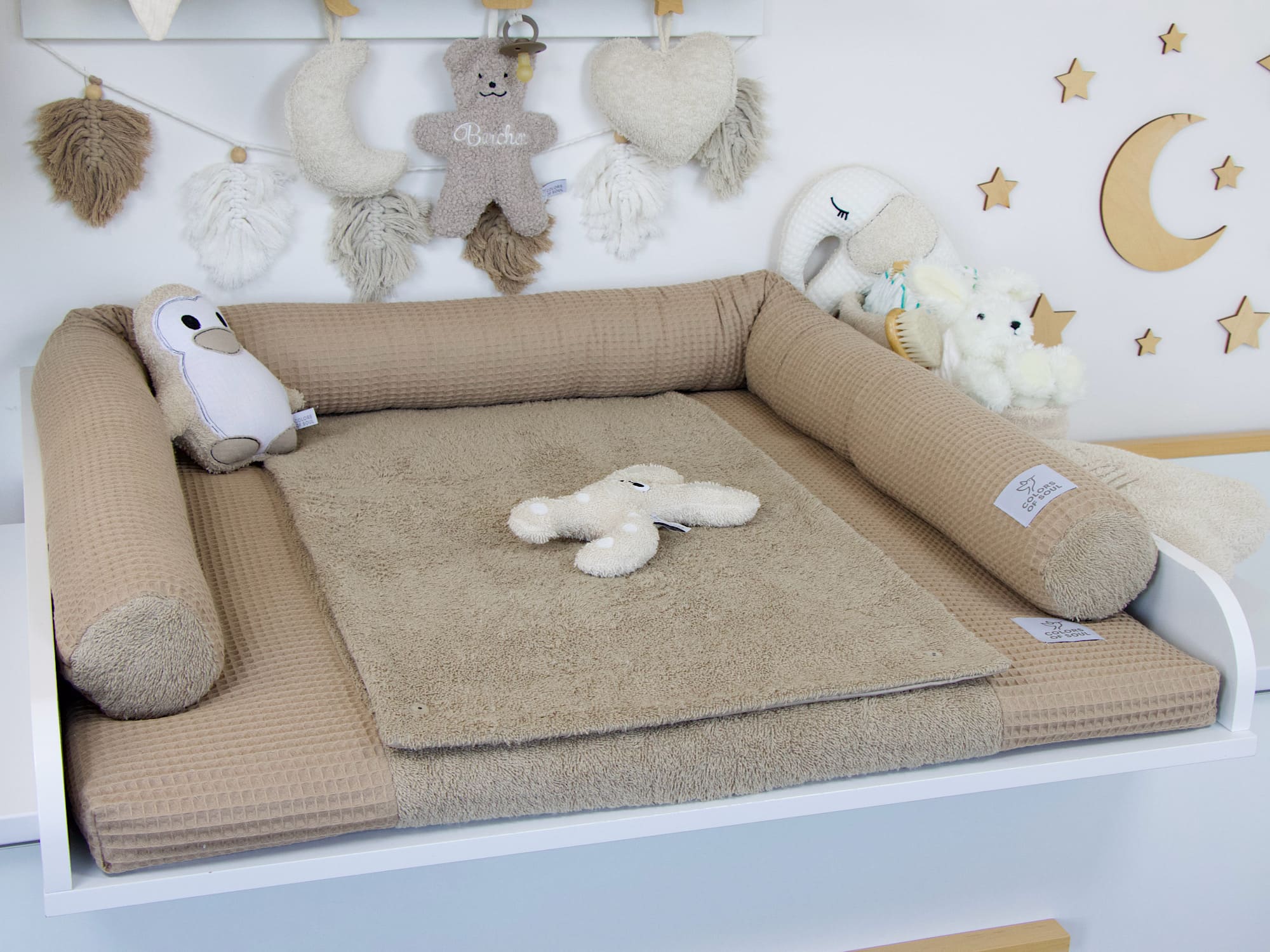 Wickelauflage mit Umrandung aus Bettschlange – handgemachtes Wickeltischauflage Set aus Waffelpique Dunkelbeige & Frottee.