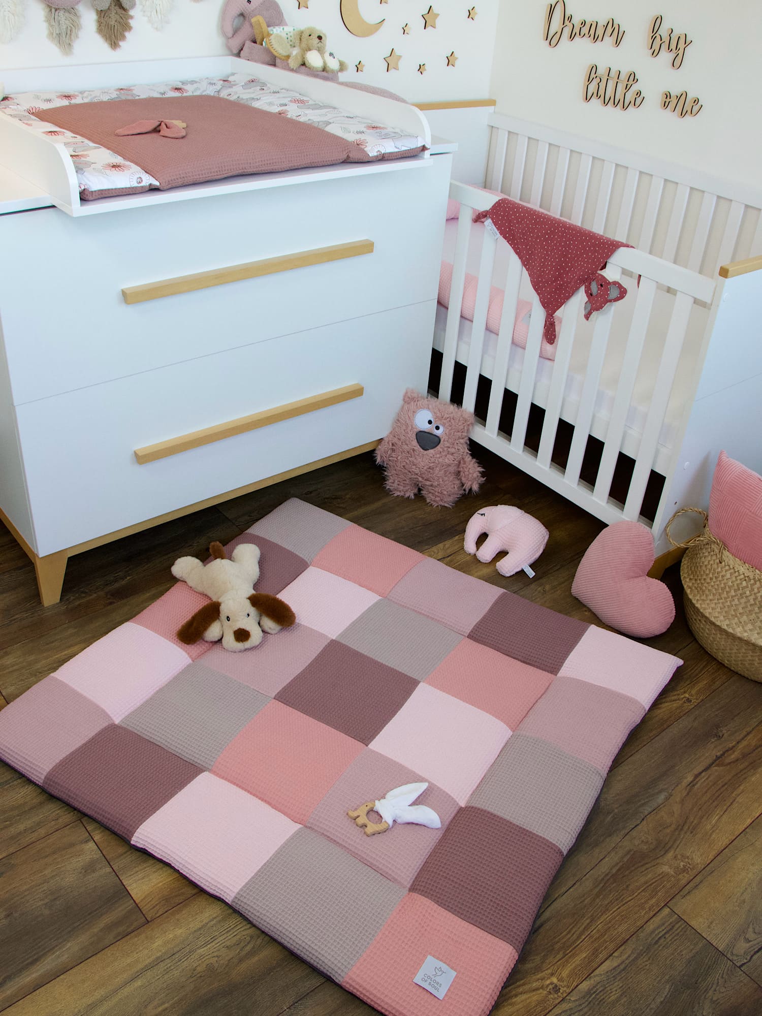 Personalisiert mit Namen – Patchwork Krabbeldecke aus Waffelpique in Altrosa und Blush von Colors of Soul